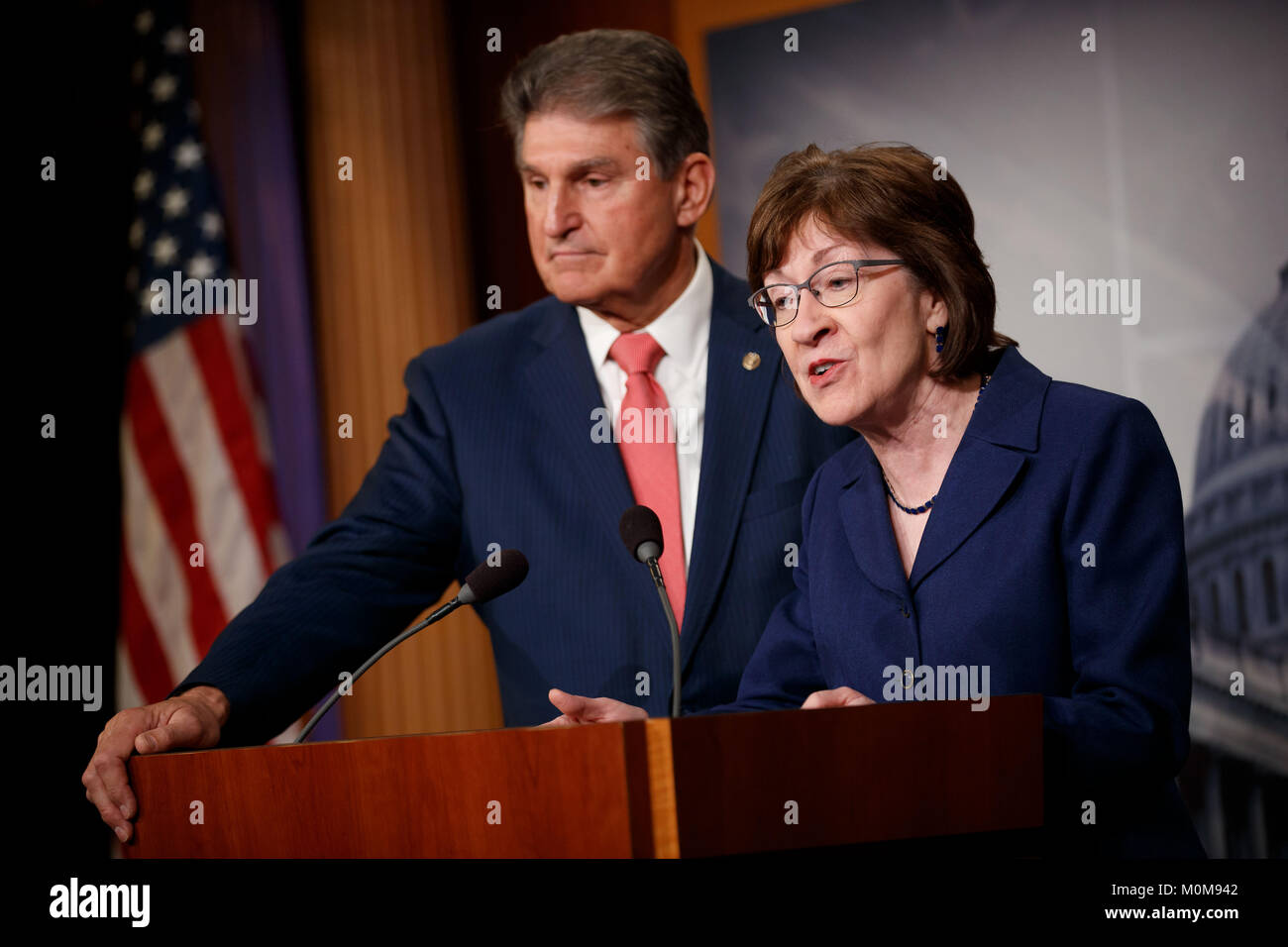 Washington, USA. 22 janvier, 2018. Le sénateur américain Susan Collins (R) et le sénateur Joe Manchin tiennent une conférence de presse avant qu'un vote pour mettre fin à l'arrêt du gouvernement au Capitole à Washington, DC, États-Unis, le 22 janvier, 2018. Le Congrès américain a approuvé lundi un projet de loi de dépenses palliatives pour mettre fin à un gouvernement de trois jours d'arrêt, de l'envoyer vers le Président Donald Trump pour sa signature. Credit : Ting Shen/Xinhua/Alamy Live News Banque D'Images