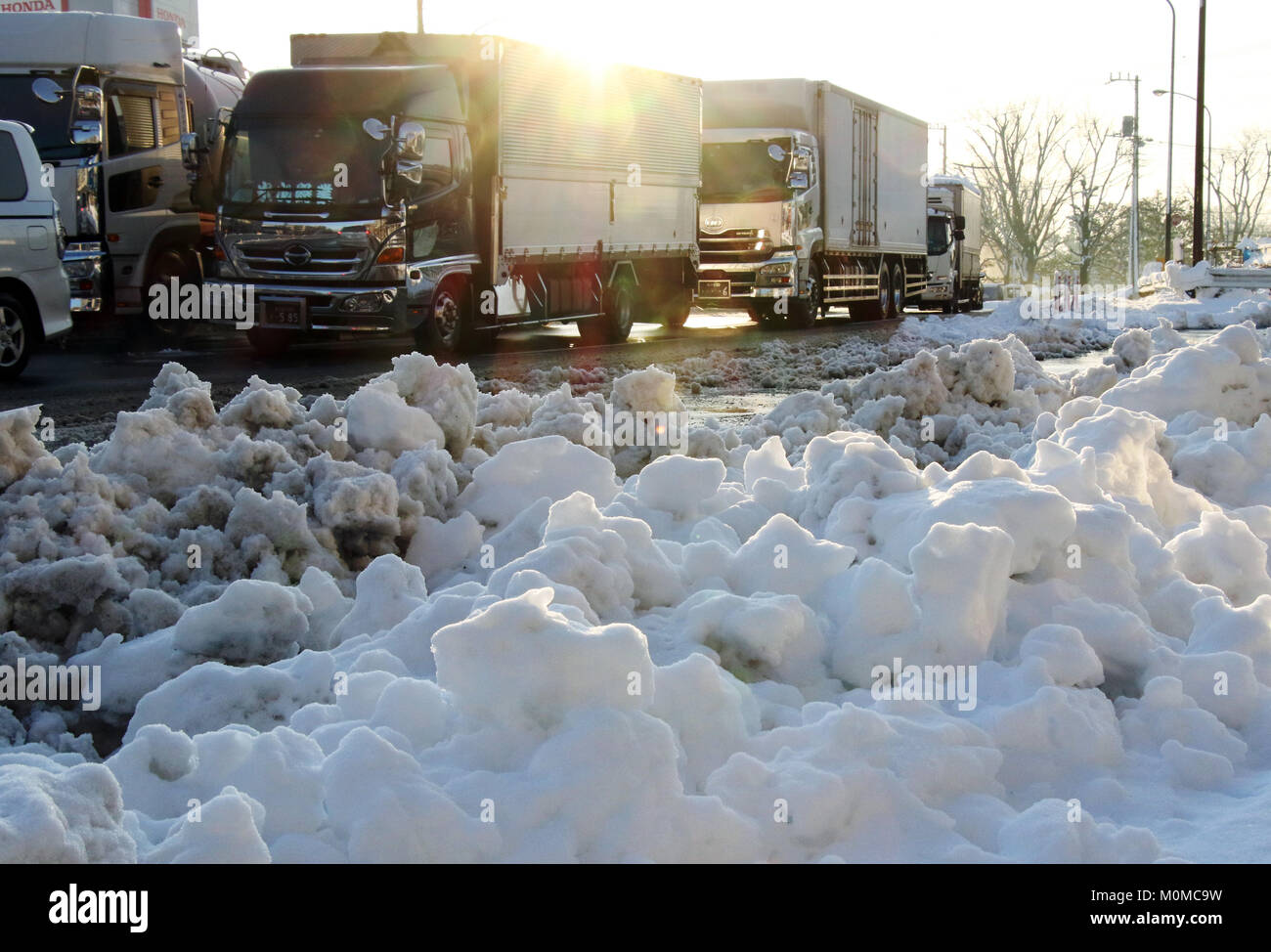 Tokyo, Japon. 23 Jan, 2018. Embouteillage est causée par les fortes chutes de neige à Tokyo le mardi, Janvier 23, 2018. Couverture de neige couverts zone métropolitaine de Tokyo et au Japon, l'agence météorologique a émis un avertissement de neige lourde. Credit : Yoshio Tsunoda/AFLO/Alamy Live News Banque D'Images