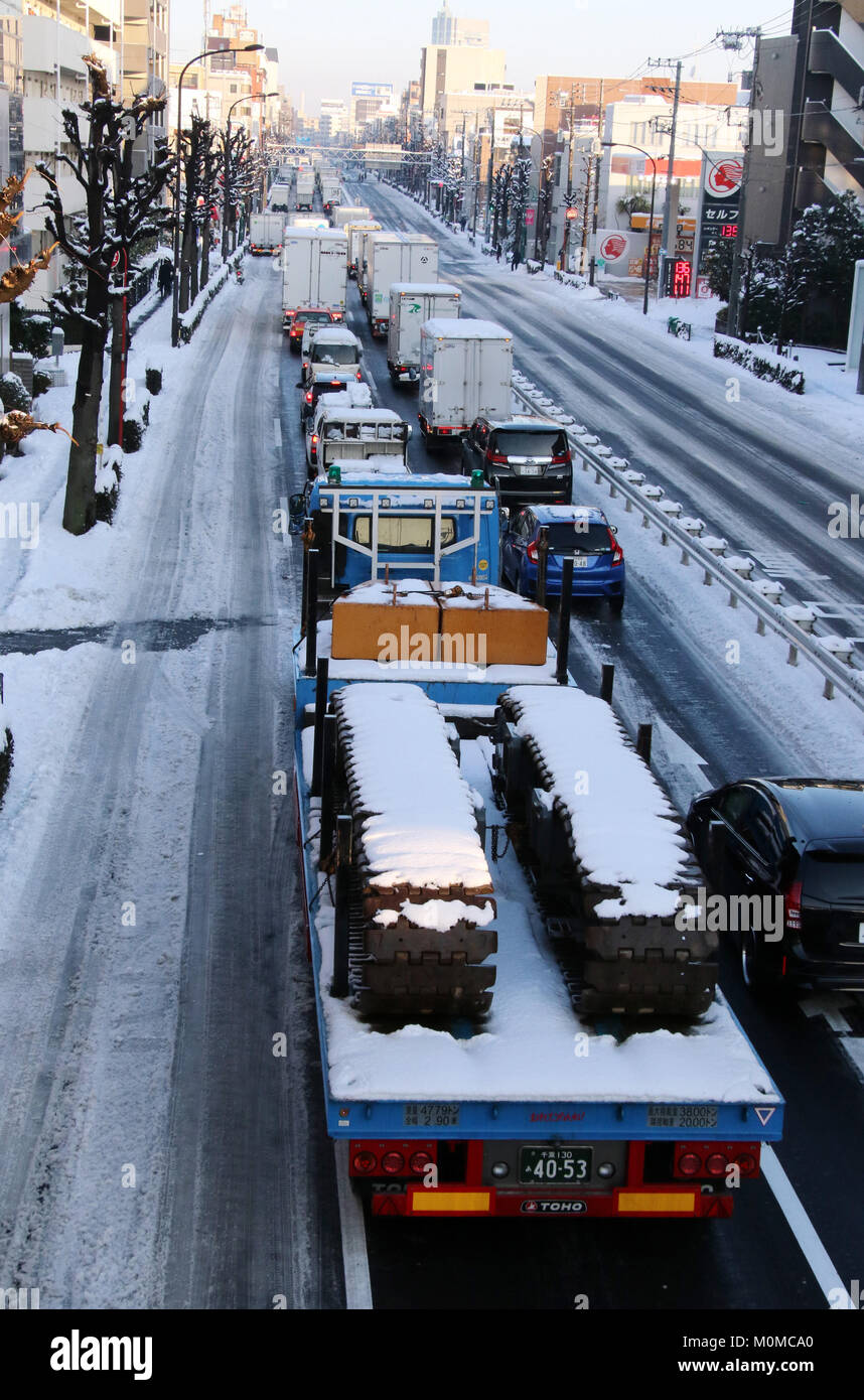 Tokyo, Japon. 23 Jan, 2018. Embouteillage est causée par les fortes chutes de neige à Tokyo le mardi, Janvier 23, 2018. Couverture de neige couverts zone métropolitaine de Tokyo et au Japon, l'agence météorologique a émis un avertissement de neige lourde. Credit : Yoshio Tsunoda/AFLO/Alamy Live News Banque D'Images