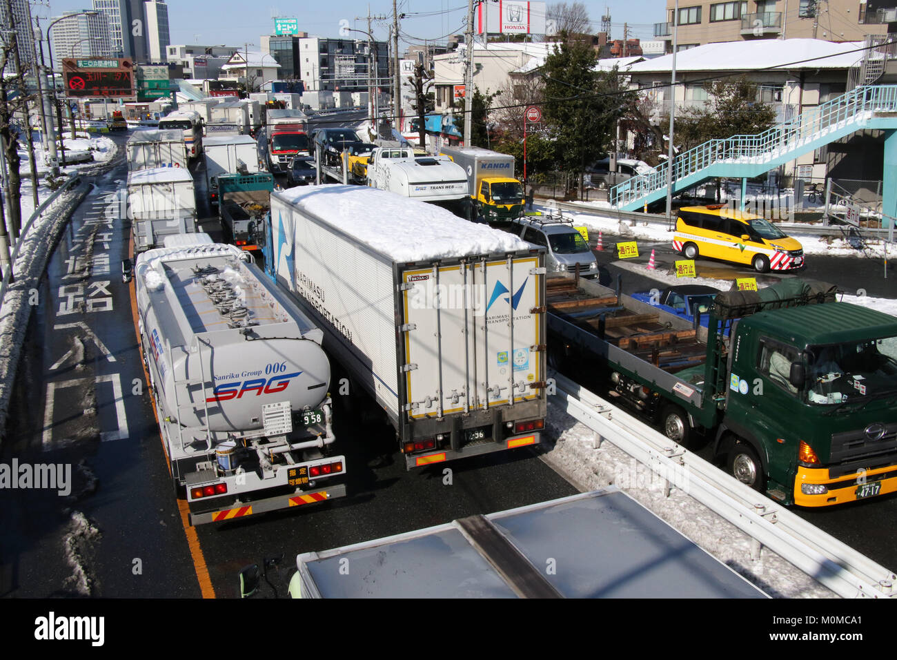 Tokyo, Japon. 23 Jan, 2018. Embouteillage est causée par les fortes chutes de neige à Tokyo le mardi, Janvier 23, 2018. Couverture de neige couverts zone métropolitaine de Tokyo et au Japon, l'agence météorologique a émis un avertissement de neige lourde. Credit : Yoshio Tsunoda/AFLO/Alamy Live News Banque D'Images