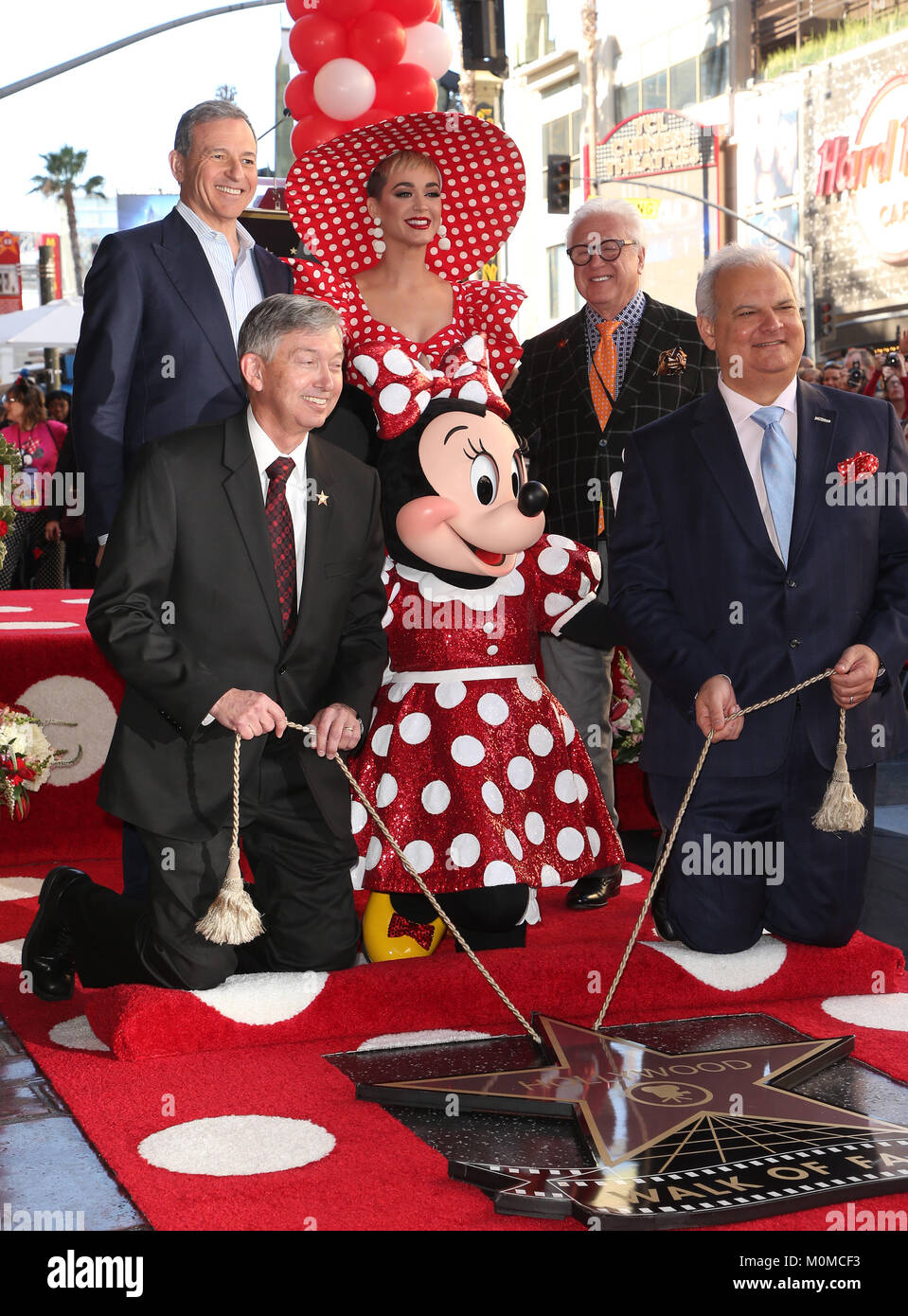 Hollywood, CA. 22 janvier, 2018. Leron Gubler, Jeff Zarrinnam, Katy Perry, Vin Di Bona, Robert A. Iger, Minnie, Minnie Mouse Minnie Mouse, à Hollywood Walk of Fame Star Cérémonie à sur Hollywood Boulevard à Hollywood, Californie le 22 janvier 2018. Credit : Faye Sadou/media/Alamy Punch Live News Banque D'Images