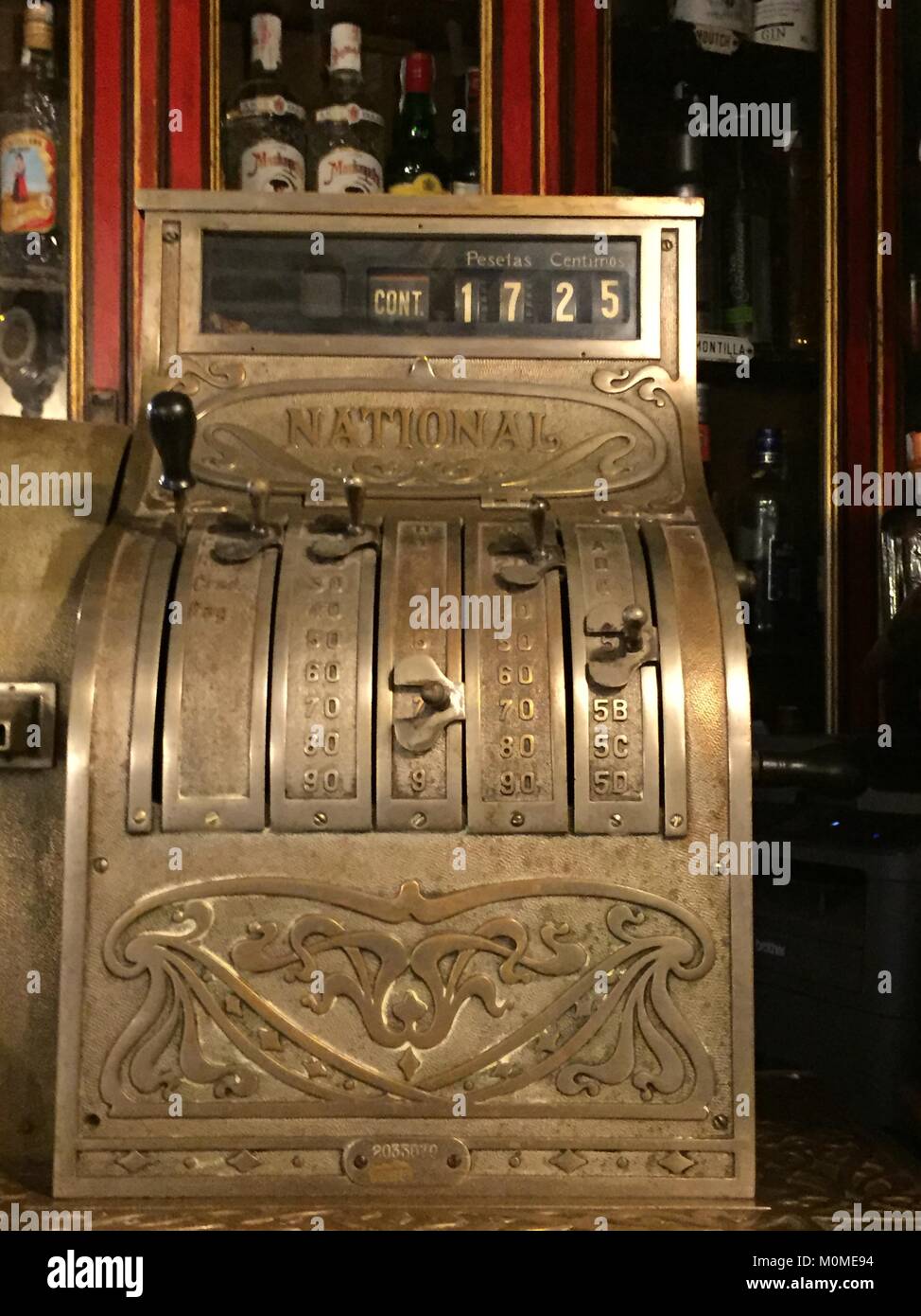 Madrid, Espagne. 15 Jan, 2018. Jusqu'à une vieille montre les chiffres de l'année 1725 ouverture du restaurant Sobrino de Botín dans le centre de Madrid, Espagne, 15 janvier 2018. Le restaurant a été ouvert en 1725 et peut être trouvée dans le Livre Guinness des Records comme le plus ancien du monde 'Restaurant'. Credit : Carola Frentzen/dpa/Alamy Live News Banque D'Images