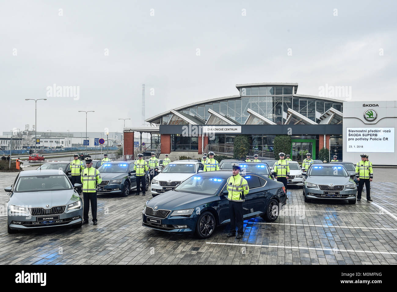 Mlada Boleslav, République tchèque. 23 Jan, 2018. Autoroute tchèque les policiers reçoivent 19 nouvelles voitures de Skoda Superb Skoda Auto de Mlada Boleslav, République tchèque, le mardi 23 janvier, 2018. Photo : CTK Radek Petrasek/Photo/Alamy Live News Banque D'Images