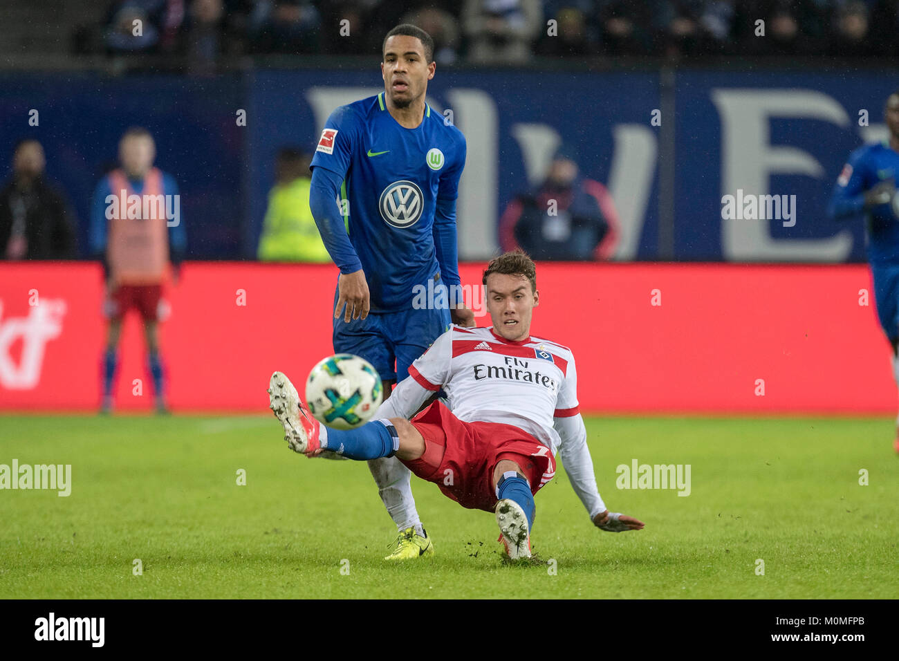 Hamburg, Deutschland. 08Th Jan, 2016. Luca WALDSCHMIDT (HH) verfolgt faellt von Daniel DIDAVI (WOB) ruecklings auf den pitch ; Sturz, Automne, Fussball 1. Bundesliga, 15. journée, le HSV Hambourg Hambourg Hambourg (HH) - VfL Wolfsburg (WOB) 0:0, am 09.12.2017 à Hambourg/Allemagne. Dans le monde d'utilisation |Crédit : afp/Alamy Live News Banque D'Images