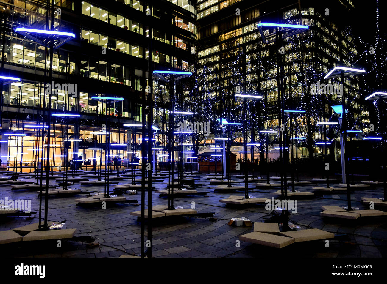 Londres, Royaume-Uni. 22 janvier, 2018. La nouvelle installation de pièce de collectif montre chaque pixel peut se déplacer sur son axe vertical jusqu'à cinq mètres du sol pour représenter le temps de congélation. Cette oeuvre est exposée au public au Square Montgomery pour le festival Lumière 2018 Canary Wharf. Credit : Fawcitt/Alamy Live News Banque D'Images
