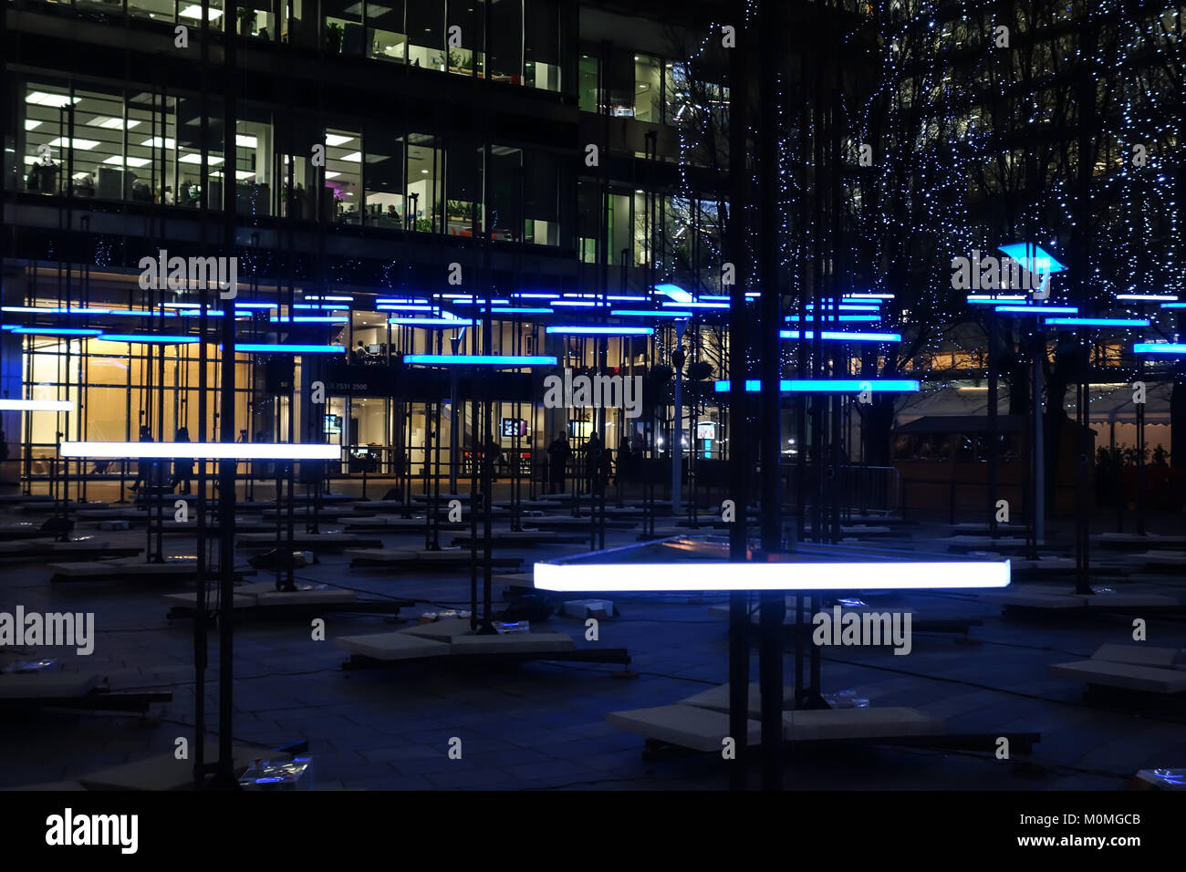 Londres, Royaume-Uni. 22 janvier, 2018. La nouvelle installation de pièce de collectif montre chaque pixel peut se déplacer sur son axe vertical jusqu'à cinq mètres du sol pour représenter le temps de congélation. Cette oeuvre est exposée au public au Square Montgomery pour le festival Lumière 2018 Canary Wharf. Credit : Fawcitt/Alamy Live News Banque D'Images