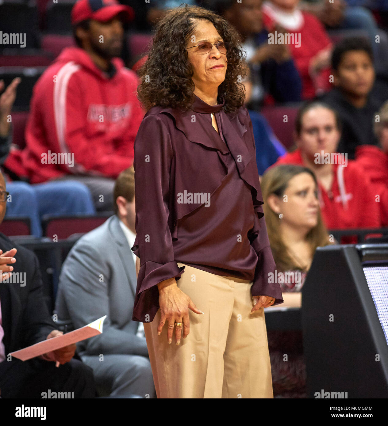 22 janvier 2018 - Piscataway, New Jersey, États-Unis - Rutgers Scarlet Knights entraîneur en chef C. Vivian Stringer examine l'action sur la cour pendant le jeu entre le Nebraska et le Cornhuskers à Rutgers Scarlet Knights Rutgers Athletic Center à New Brunswick, New Jersey. Le Nebraska a défait 52-42 Rutgers. Duncan Williams/CSM Banque D'Images