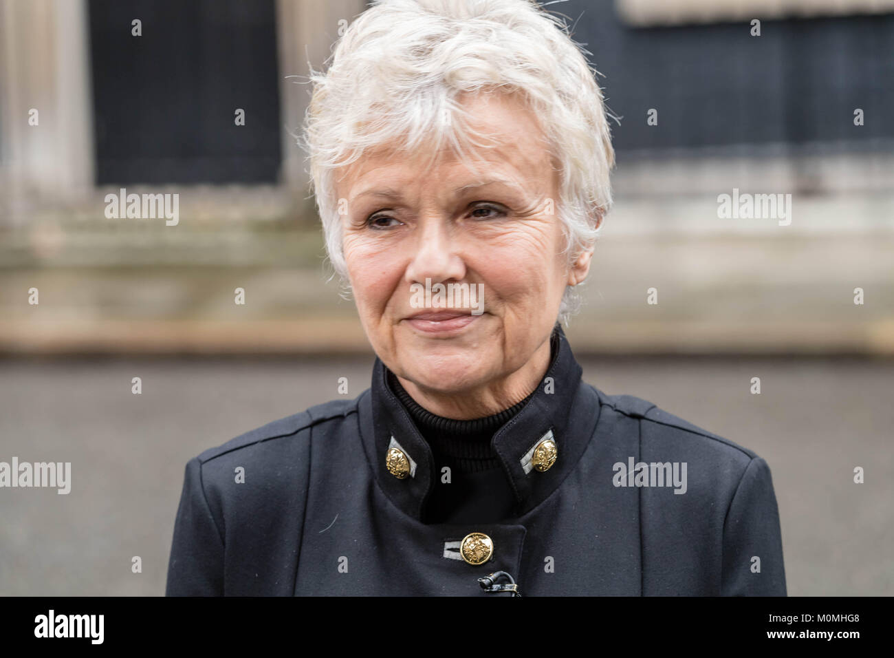 Londres, 23 janvier 2018, Dame Julie Walters, actrice et écrivain arrive à Downing Street pour présenter une pétition contre l'aide de la femme a proposé des changements dans le financement des refuges pour femmes. Crédit : Ian Davidson/Alamy Live News Banque D'Images