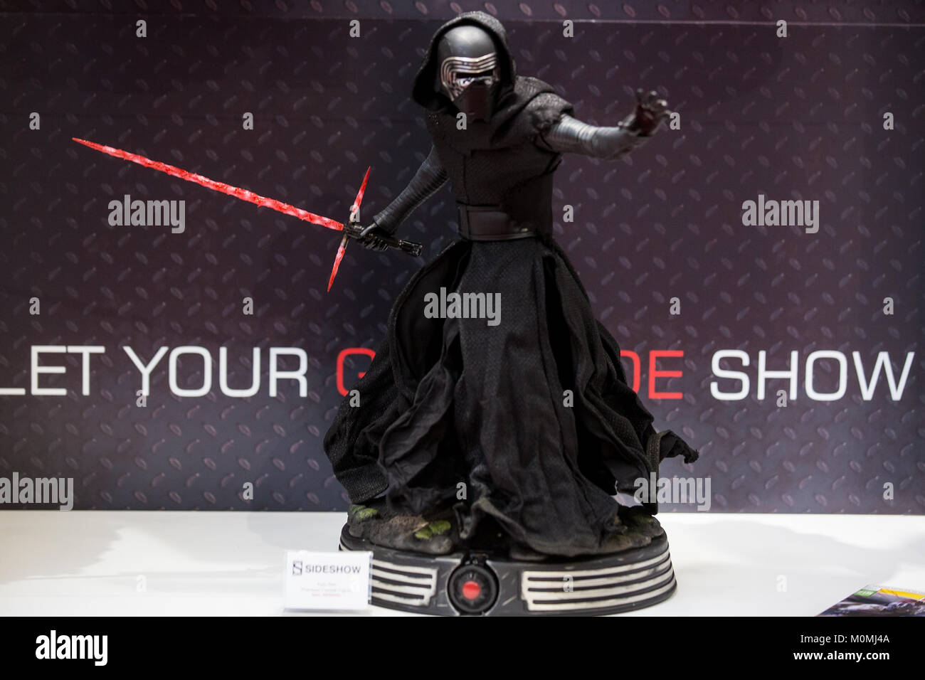 Londres, Royaume-Uni. 23 Jan, 2018. Personnage du film Star Wars Kylo Ren sur l'écran comme sur la figure de collection Sideshow e stand au Salon du Jouet. Crédit : Laura De Meo/ Alamy Live News Banque D'Images