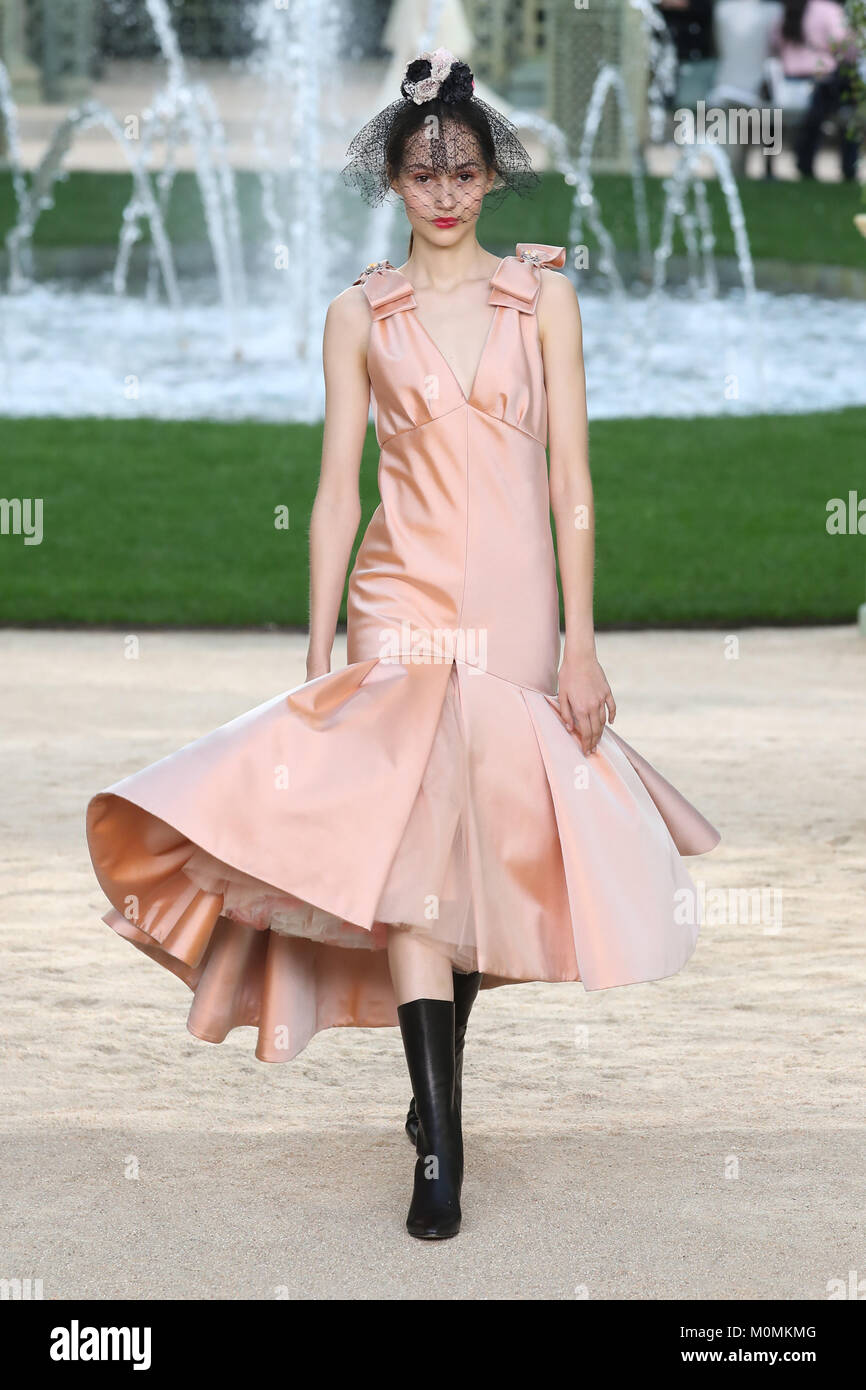 Paris/France - le 23 janvier 2018 : A model à la montrer lors de Chanel Haute  Couture Paris Fashion Week S/S 2018 Le 23 janvier 2018 à Paris, France.  Crédit : Antonio