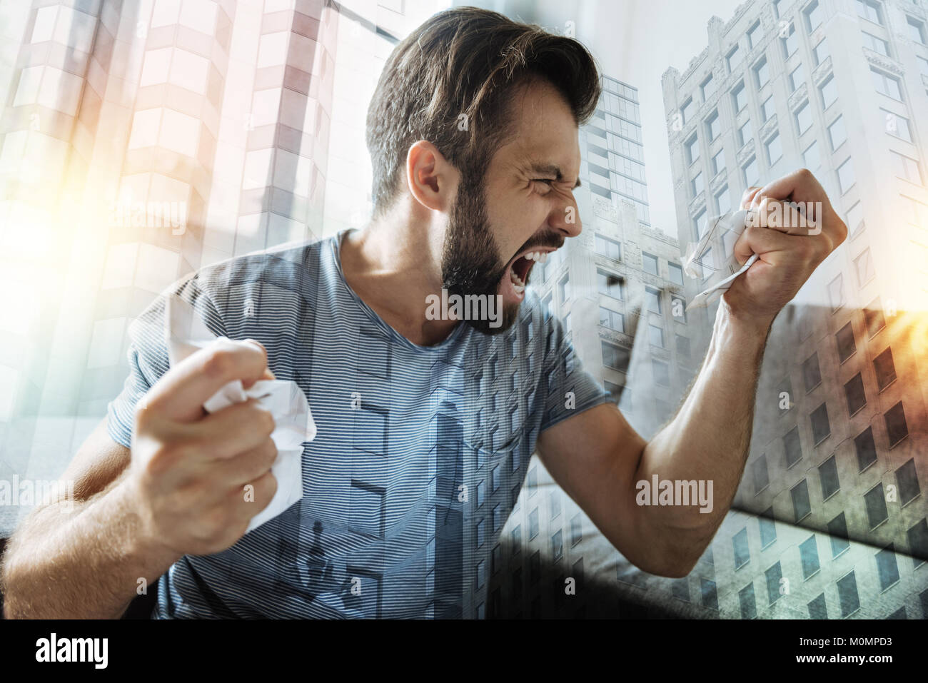 Angry Man shaking hands inébranlable et crier. Banque D'Images
