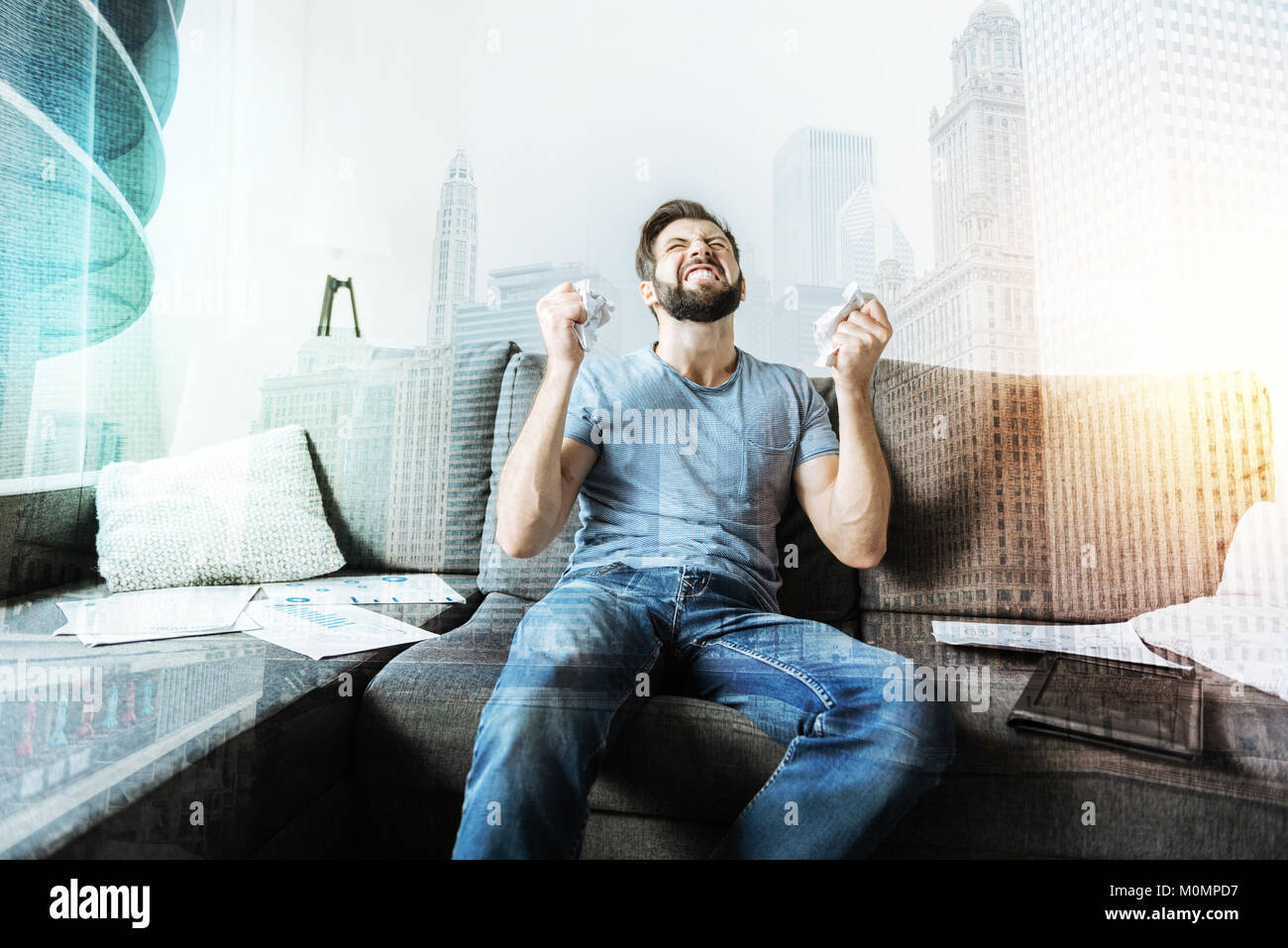 Homme assis en colère stress et faire un portait à la face. Banque D'Images