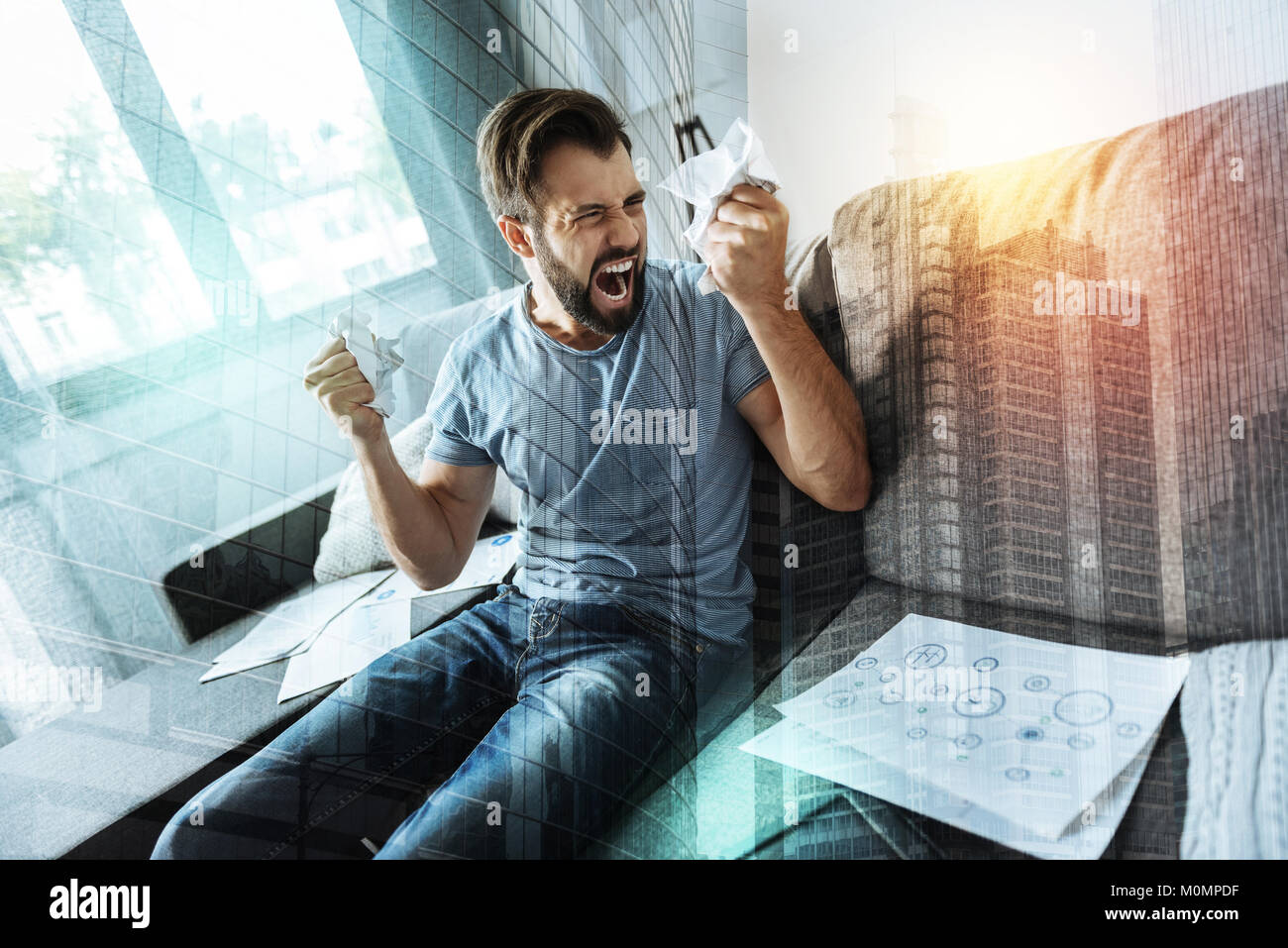 Angry homme frustré à papier et à crier. Banque D'Images