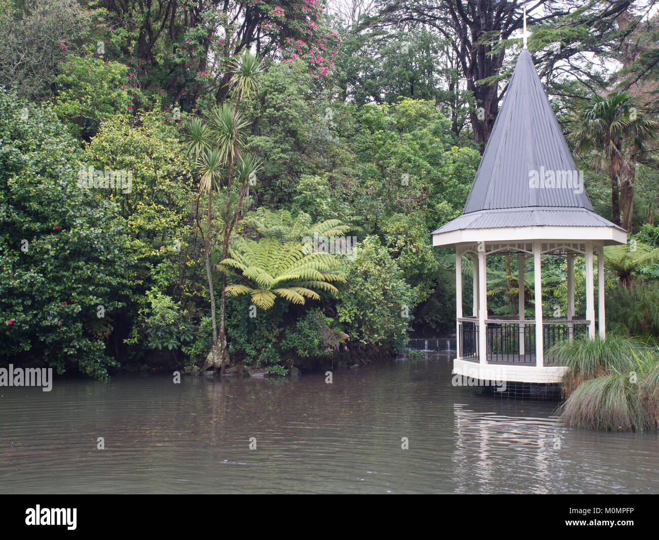 Gazebo Duck Pond Banque D'Images