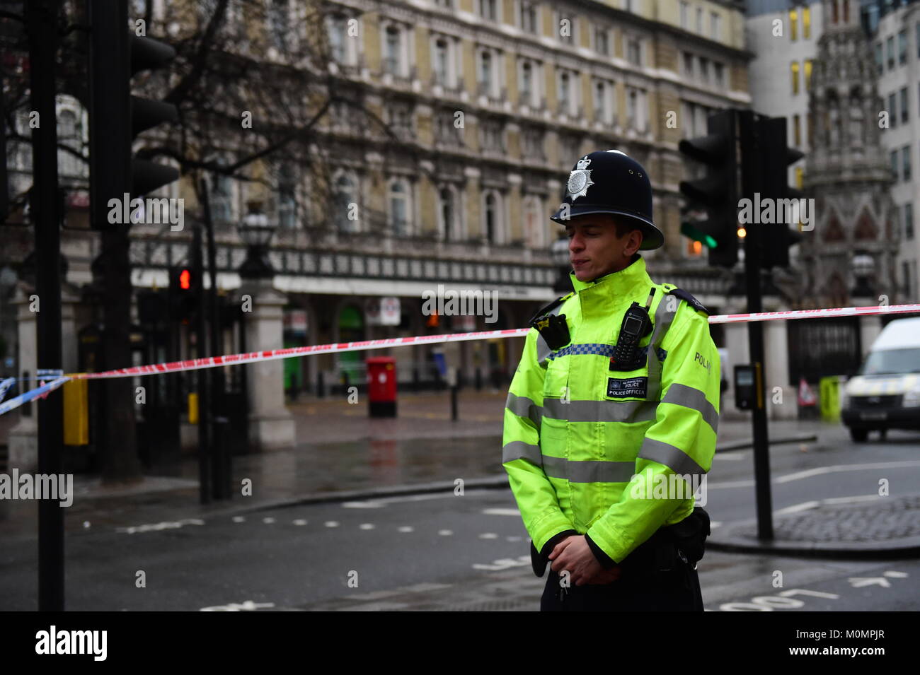 Un agent de police à côté d'un cordon à l'extérieur de la gare de Charing Cross sur le brin dans le centre de Londres après quelques 1 450 personnes ont été évacuées d'une discothèque et d'un hôtel et la station a été fermée à la suite d'une fuite sur une conduite de gaz. Banque D'Images