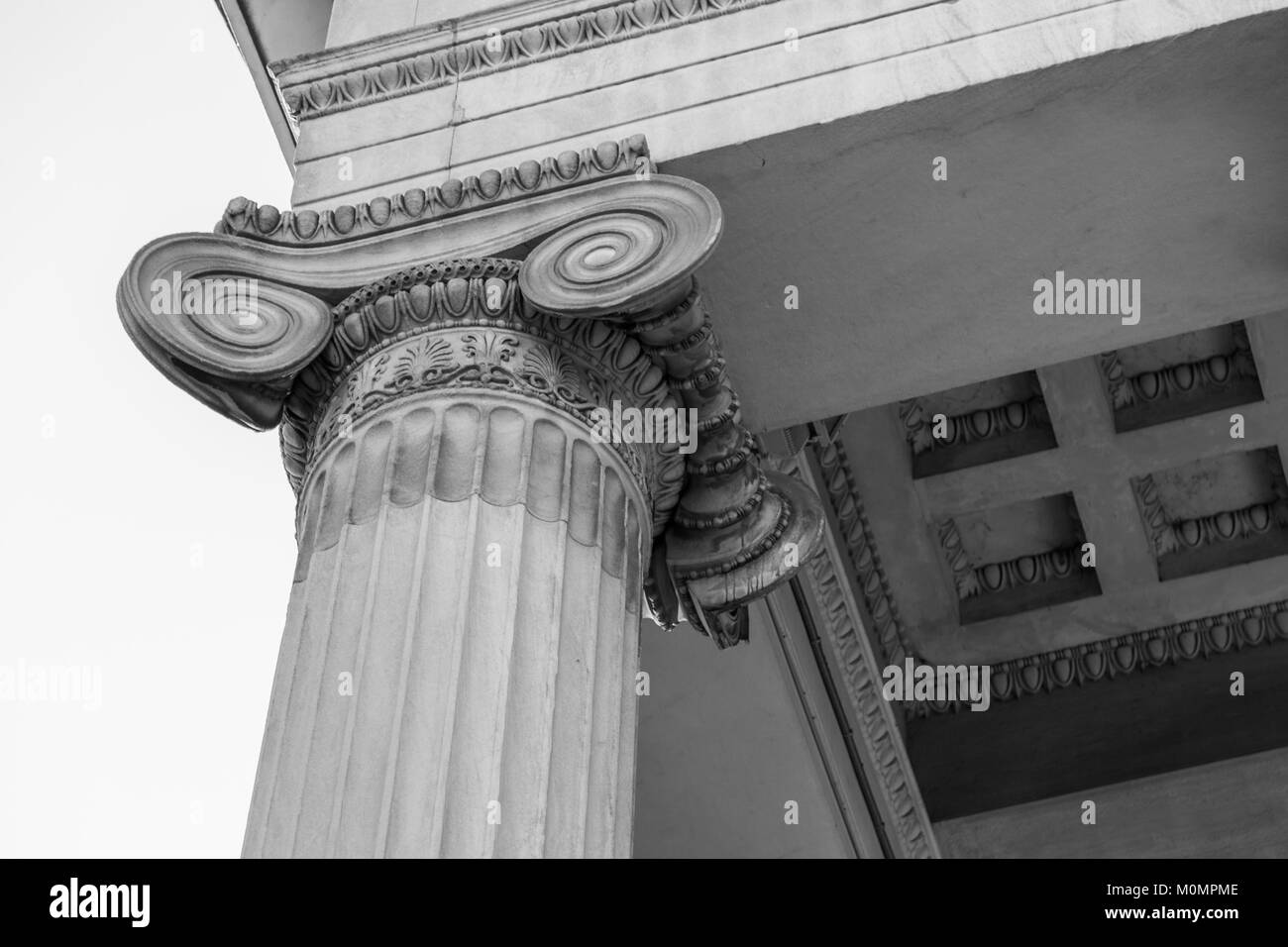 Gros plan d'une ligne de colonnes de style grec Banque D'Images