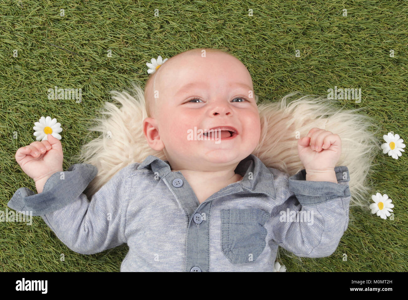 Bébé garçon, 5 mois de rire sur l'herbe Banque D'Images