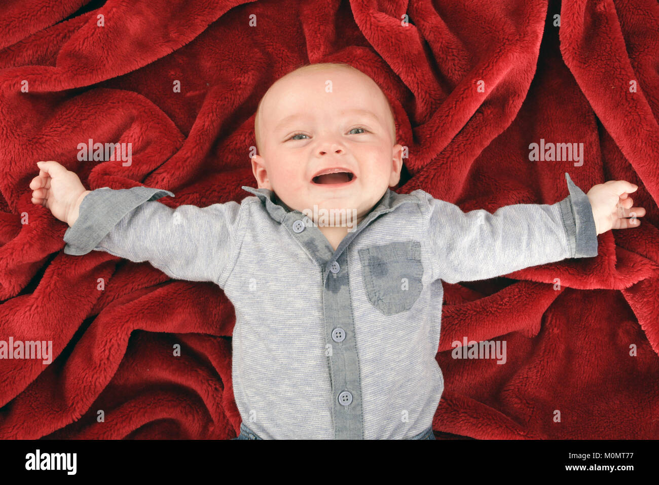 Bébé garçon, 5 mois de rire sur les jardins d'étage, soft play Banque D'Images