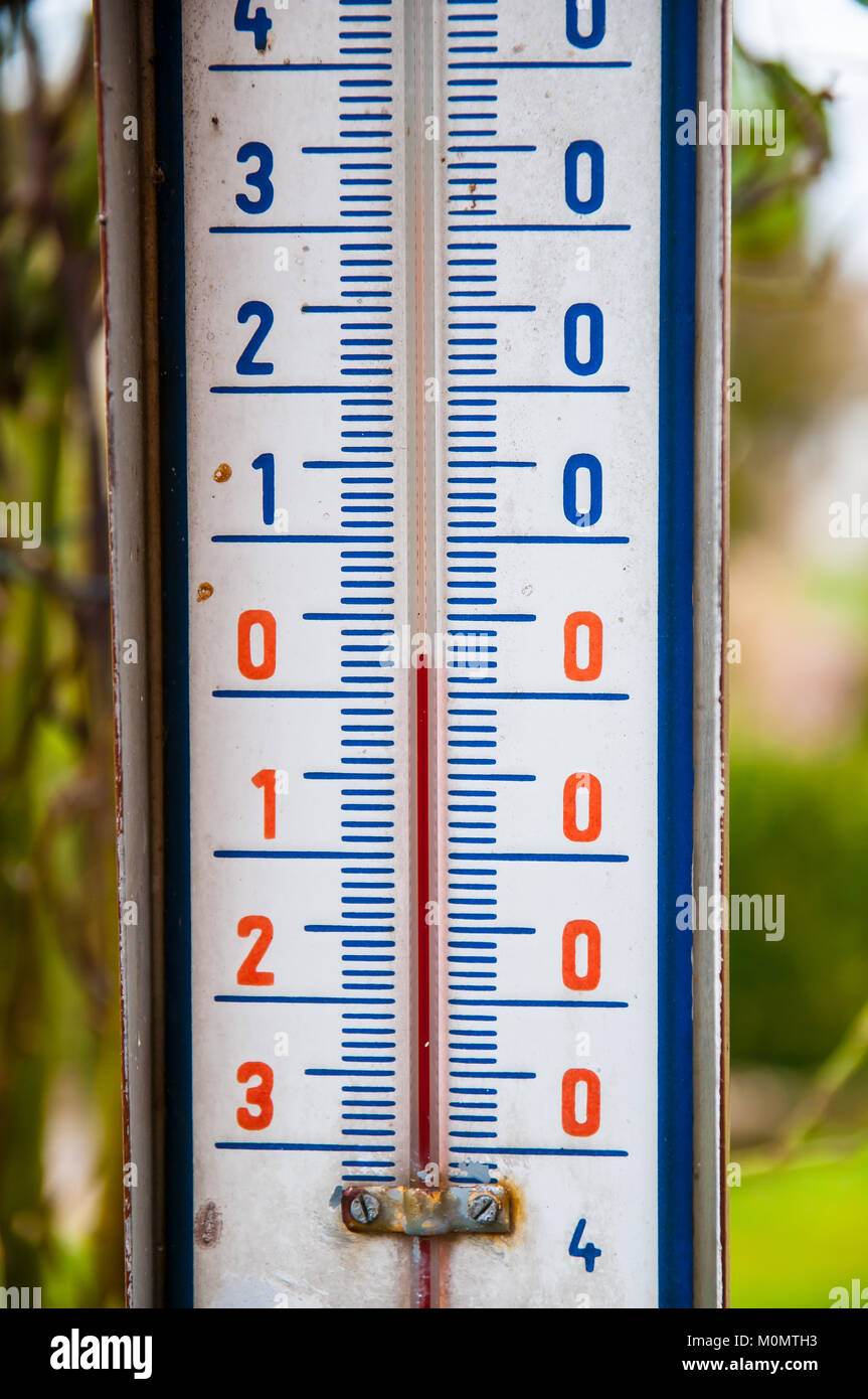 Ancien thermomètre extérieur affichage détaillé de +2 °C Photo Stock - Alamy