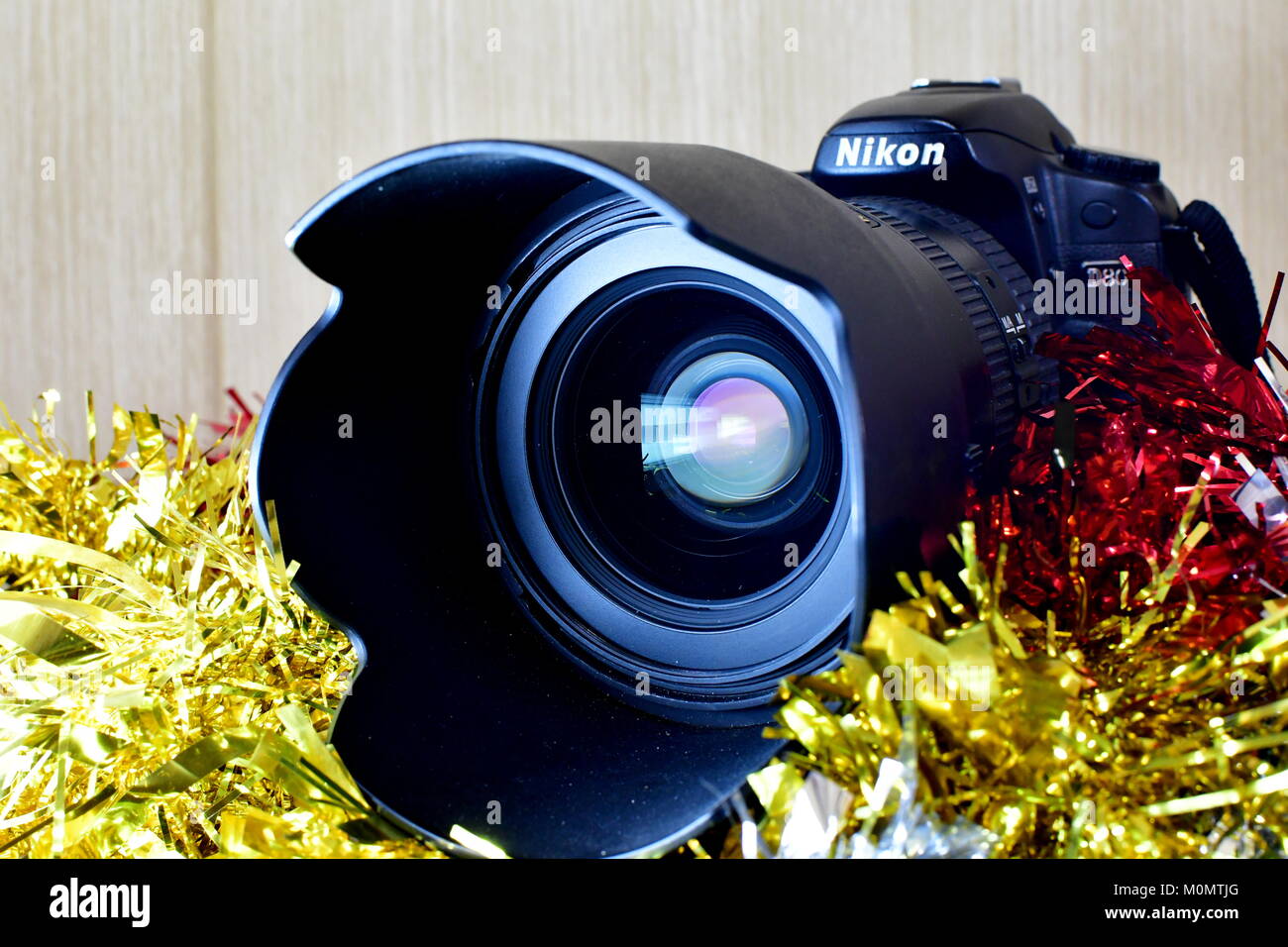 Reflex numérique Nikon D80 et de la batterie, et des lentilles sur  l'affichage et les décorations de Noël ainsi Photo Stock - Alamy