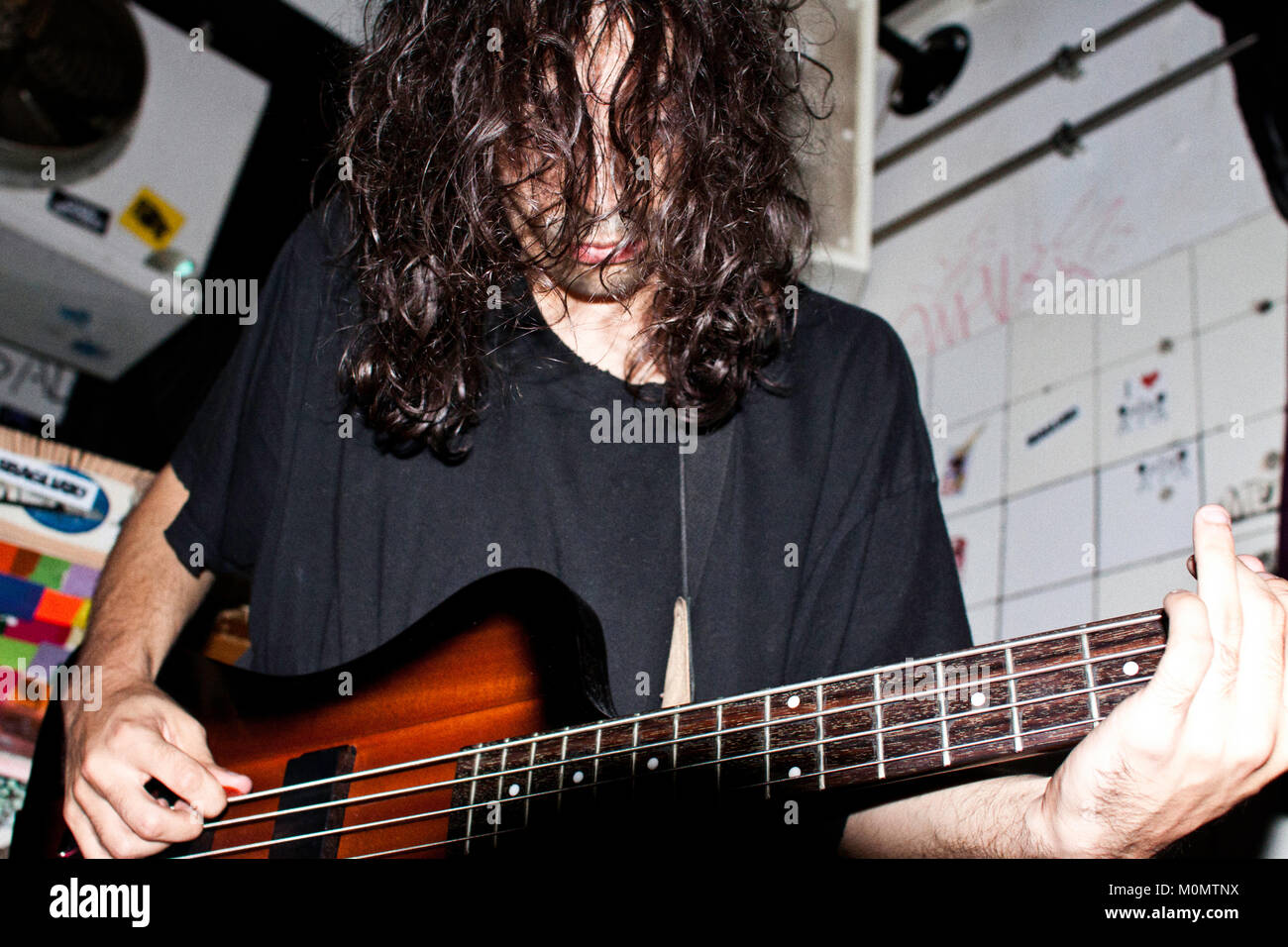 Le groupe de rock indépendant américain DIIV effectue un concert live à Bakken à Copenhague. Ici le bassiste du groupe et musicien Devin Ruben Perez est représenté sur scène. Danemark 30/08 2012. Banque D'Images