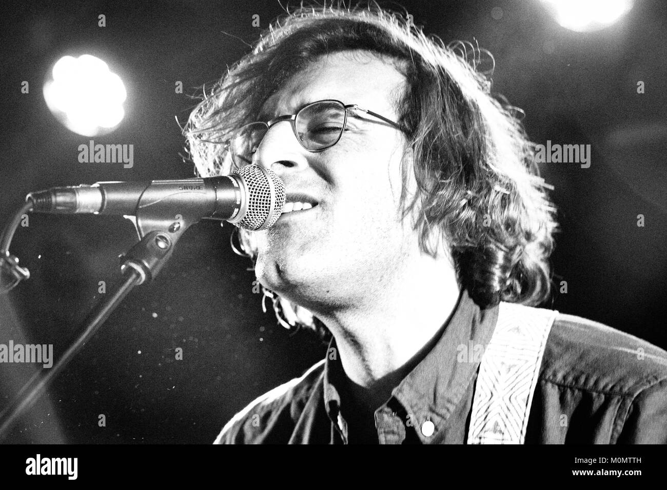 Le groupe de rock psychédélique américain barmen du Ducktails effectue un concert live au Loppen, à Freetown Christiania à Copenhague. Ici chanteur, auteur-compositeur et musicien Matt Mondanile est vu sur scène. Danemark 10/12 2015. Banque D'Images