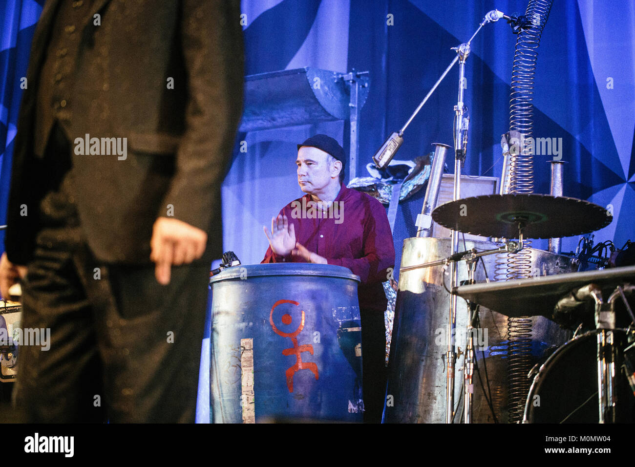 Le groupe industriel allemand Einstürzende Neubauten effectue un concert live au festival de musique danois Roskilde Festival 2015. Ici multi-instrumentaliste unité naturelle Unruh est représenté sur scène. Le Danemark, 03/07 2015. Banque D'Images