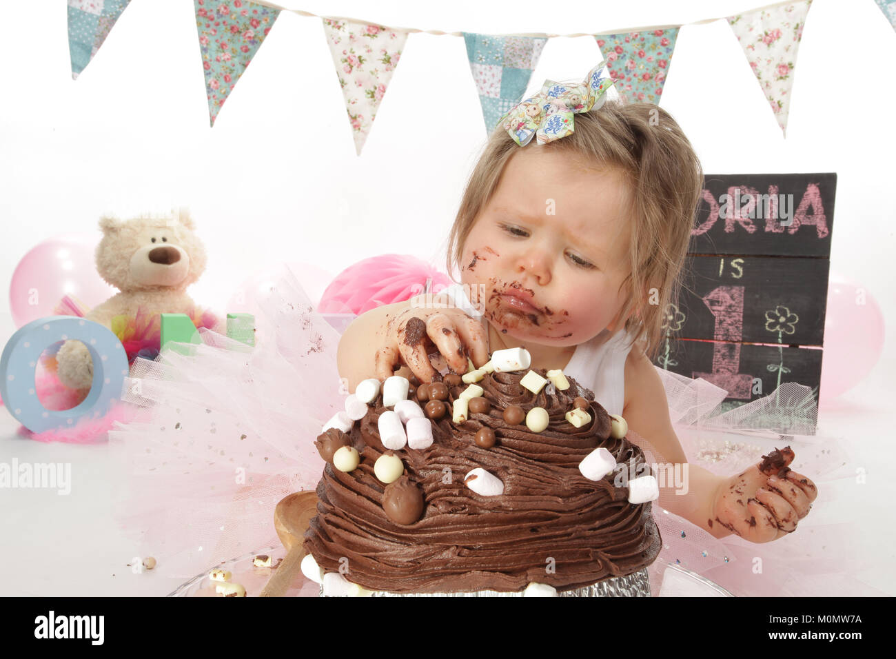 1 Ans Fille D Anniversaire Gateau Au Chocolat Malpropre Smash Photo Stock Alamy