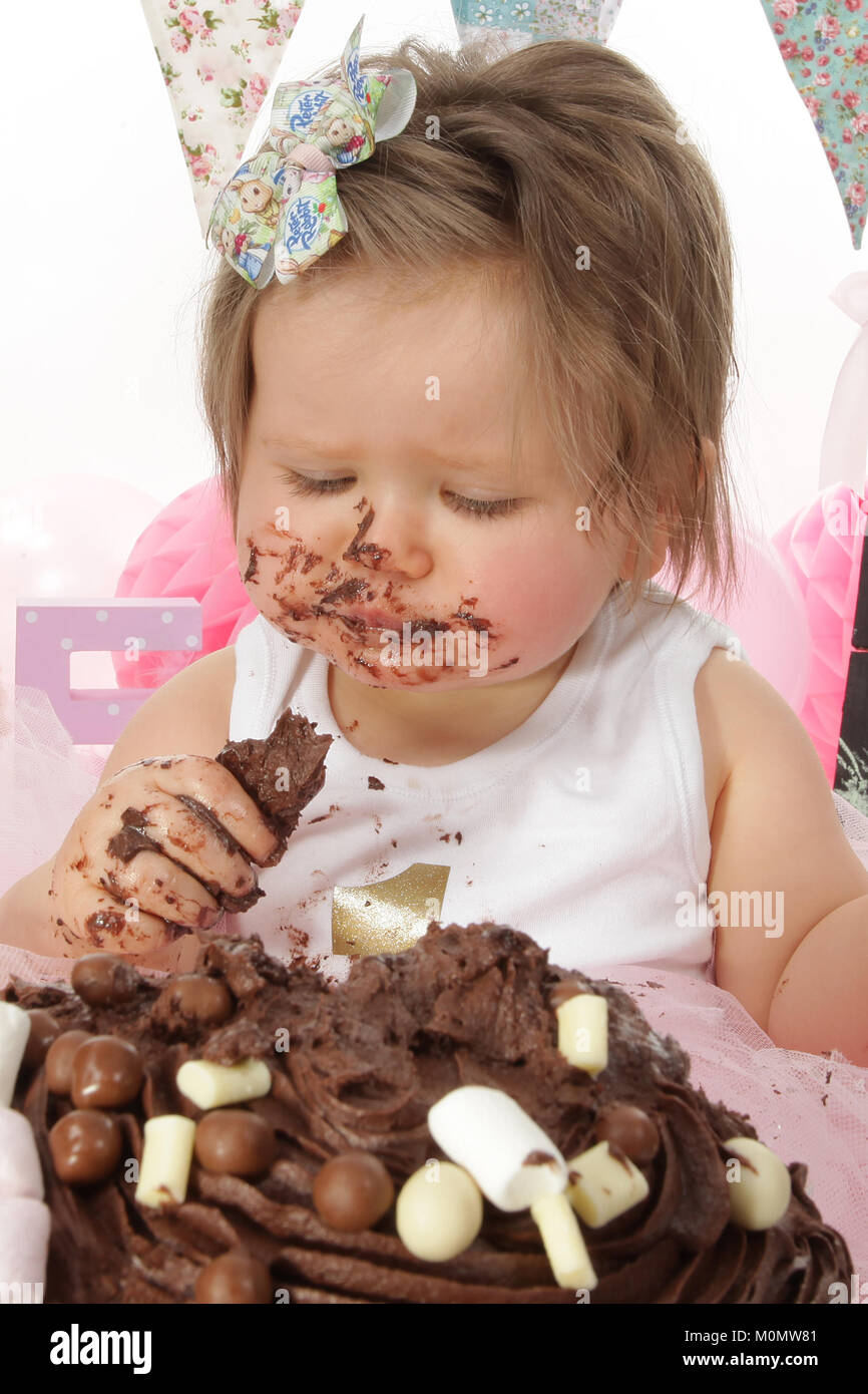 1 Ans Fille D Anniversaire Gateau Au Chocolat Malpropre Smash Photo Stock Alamy
