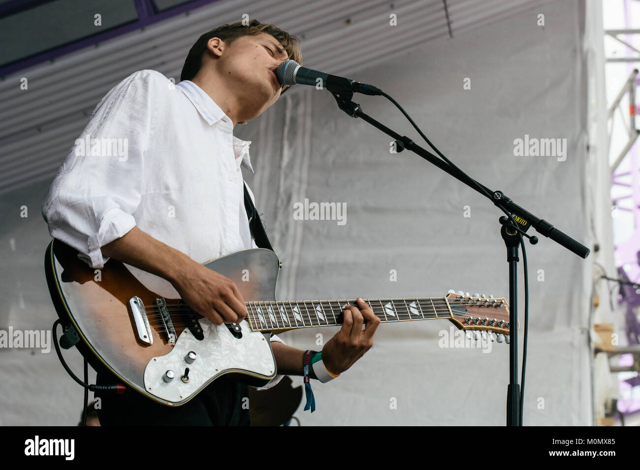Le duo danois synthpop monsieurs effectue un live au Danish music festival Festival de Roskilde en 2016. Ici Fejrskov chanteur Niels est vu sur scène. Le Danemark, 26/06 2016. Banque D'Images