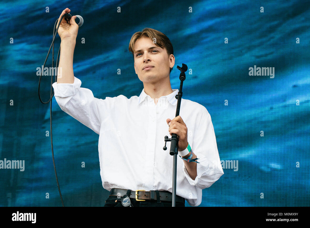 Le duo danois synthpop monsieurs effectue un live au Danish music festival Festival de Roskilde en 2016. Ici Fejrskov chanteur Niels est vu sur scène. Le Danemark, 26/06 2016. Banque D'Images