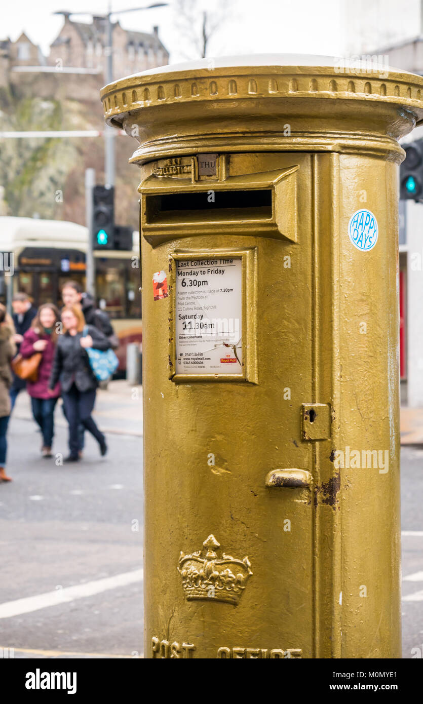 La boîte postale du Royal Mail peint en or rend hommage à Sir Chris Hoy, gagnant de la médaille d'or olympique en 2012, South St Andrew Street, Édimbourg, Écosse, Royaume-Uni Banque D'Images