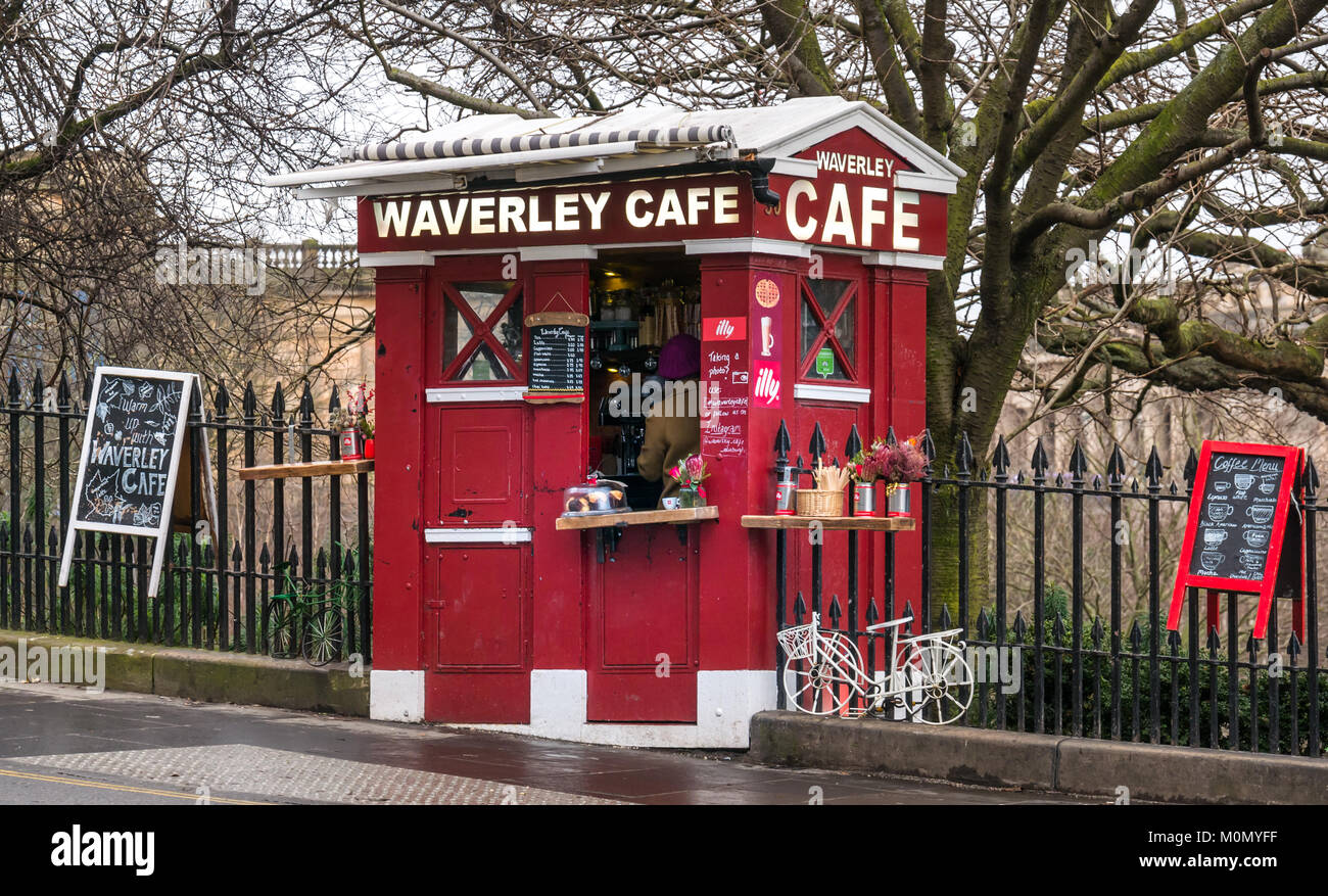 Cafe de Waverley, converti d'appel de police fort, coin de Market Street et Waverley Bridge, Édimbourg, Écosse, Royaume-Uni Banque D'Images