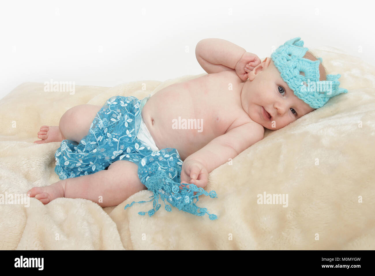 Bébé Garçon Fixant Avec Couronne Sur La Tête Photo Stock - Alamy