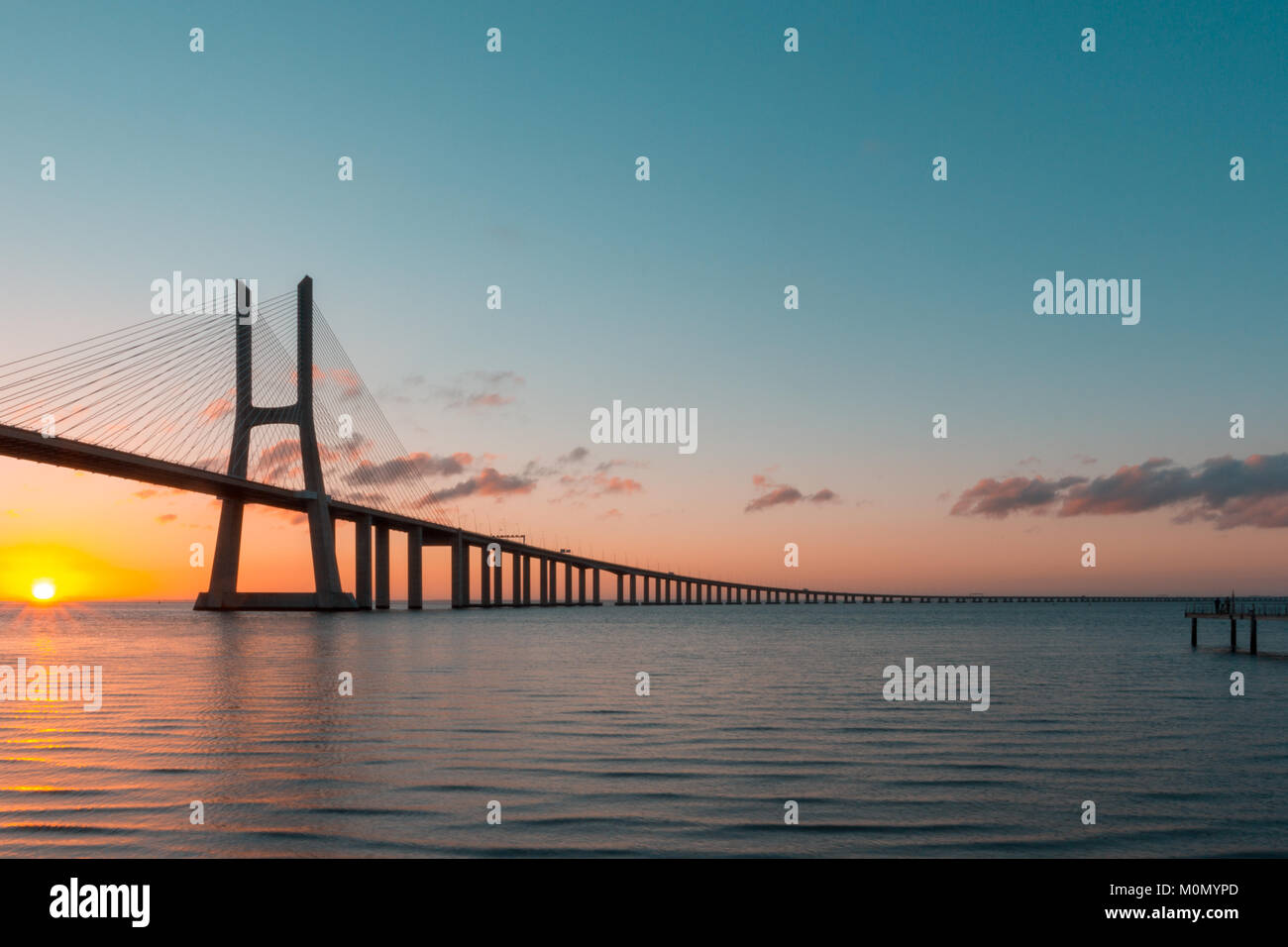 Pont Vasco da Gama au lever du soleil, Lisbonne, Portugal Banque D'Images
