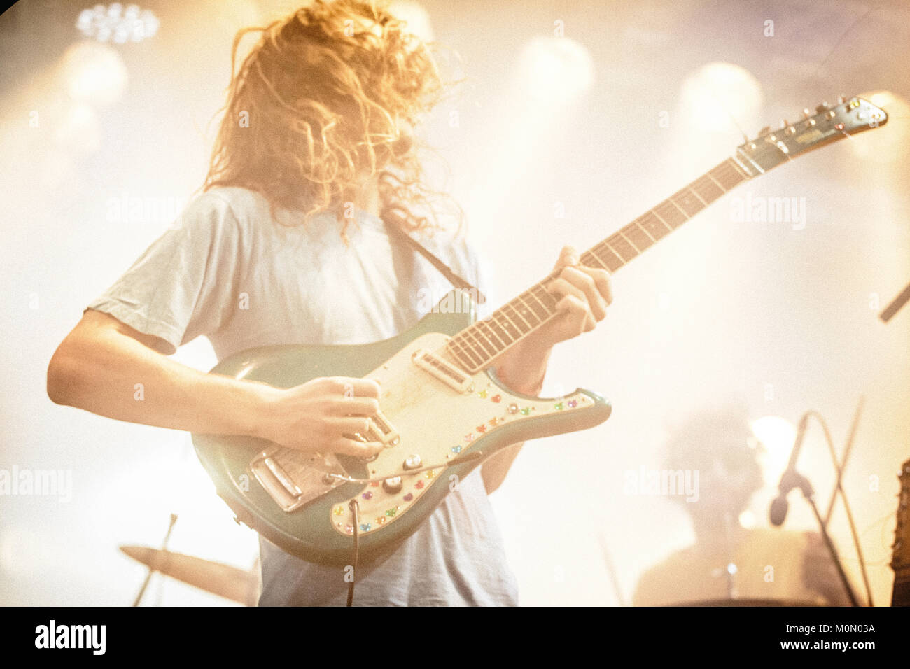 Le groupe de rock psychédélique australienne et le gésier King Lizard Wizard effectue un concert live au pavillon la scène du festival de musique danois Roskilde Festival 2015. Ici guitariste et chanteur Ambrose Kenney Smith est vu sur scène. Le Danemark, 01/07 2015. Banque D'Images