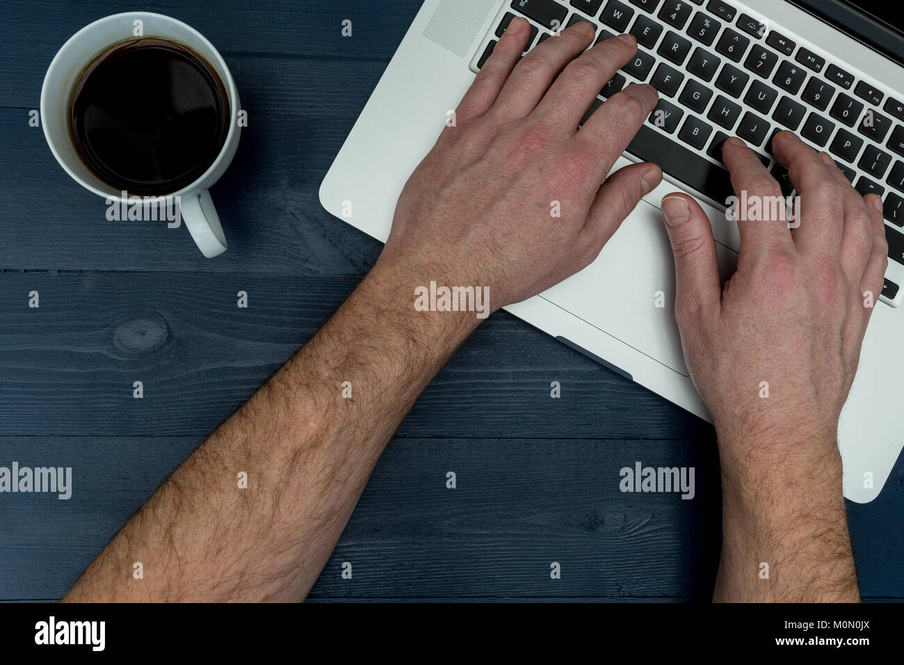 Man typing on laptop clavier de l'ordinateur sur bois 24 Banque D'Images