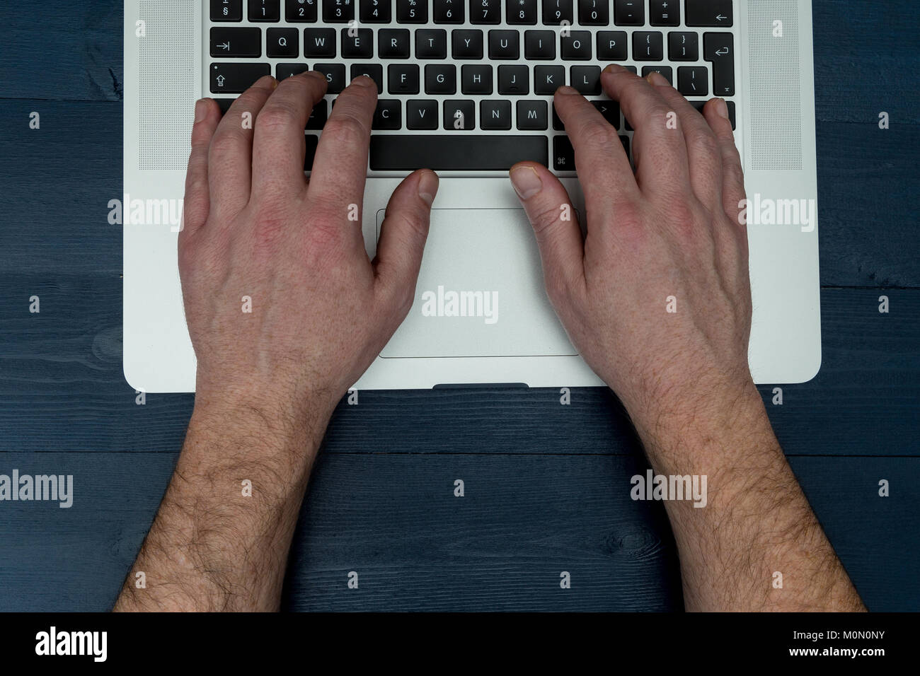 Vue de dessus de man typing on laptop clavier de l'ordinateur de bureau Banque D'Images