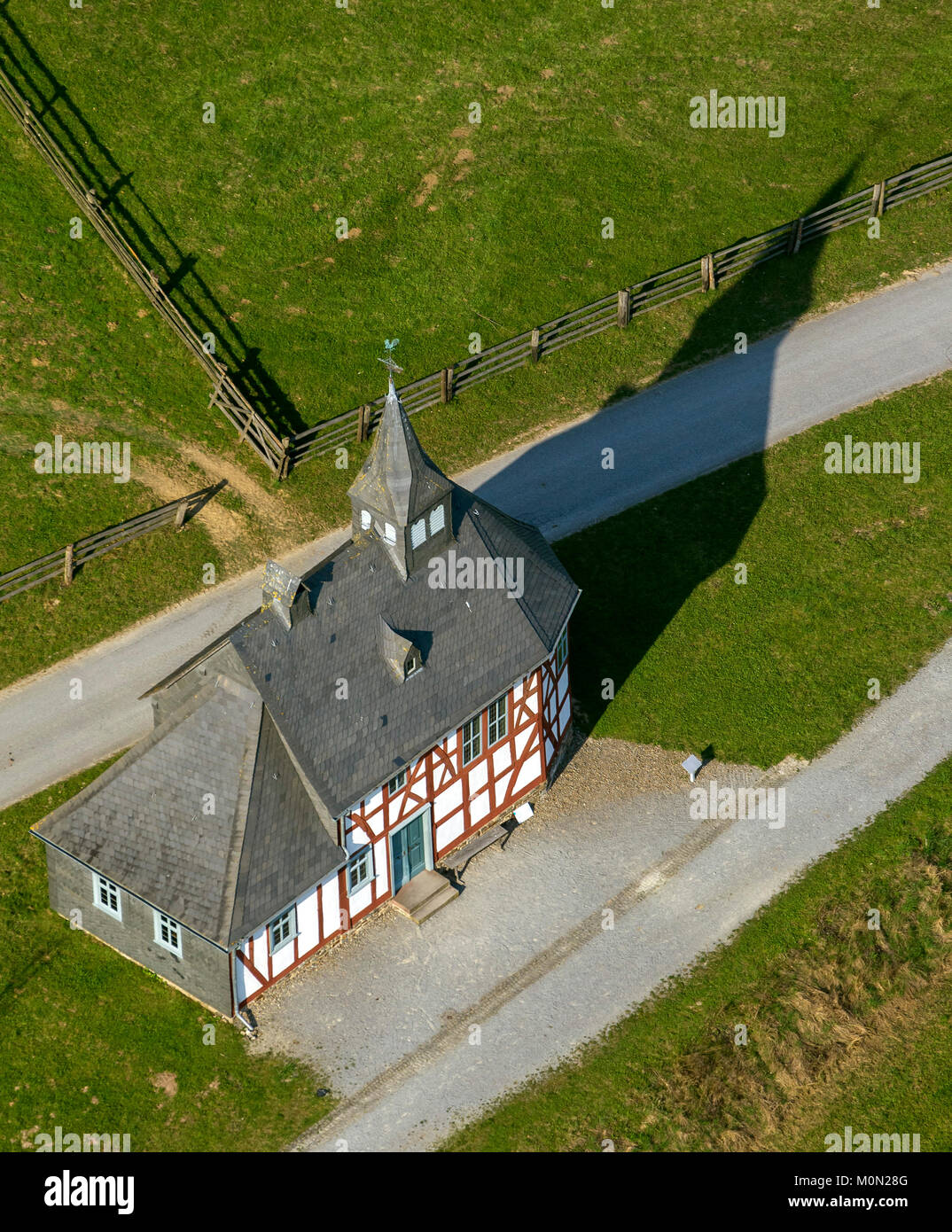 Kleines, Dorfkirchlein ""Villa Rügen im Lippischen Freilichtmuseum Detmold, LWL-Detmold Landschaftsverband Westfalen-Lippe, musée, Luftbildaufnahme Banque D'Images