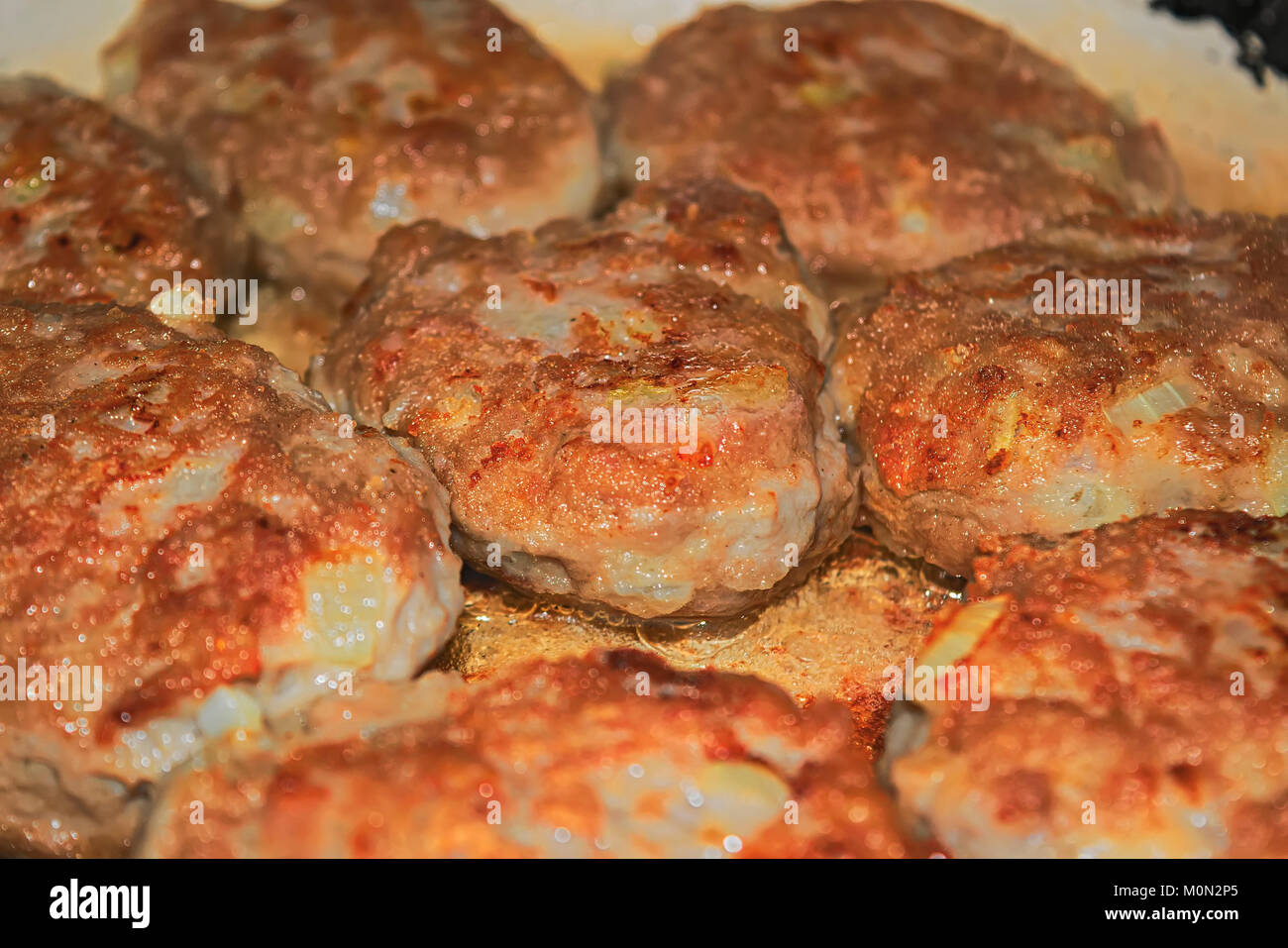 Des escalopes de poulet sont frits dans une poêle Banque D'Images