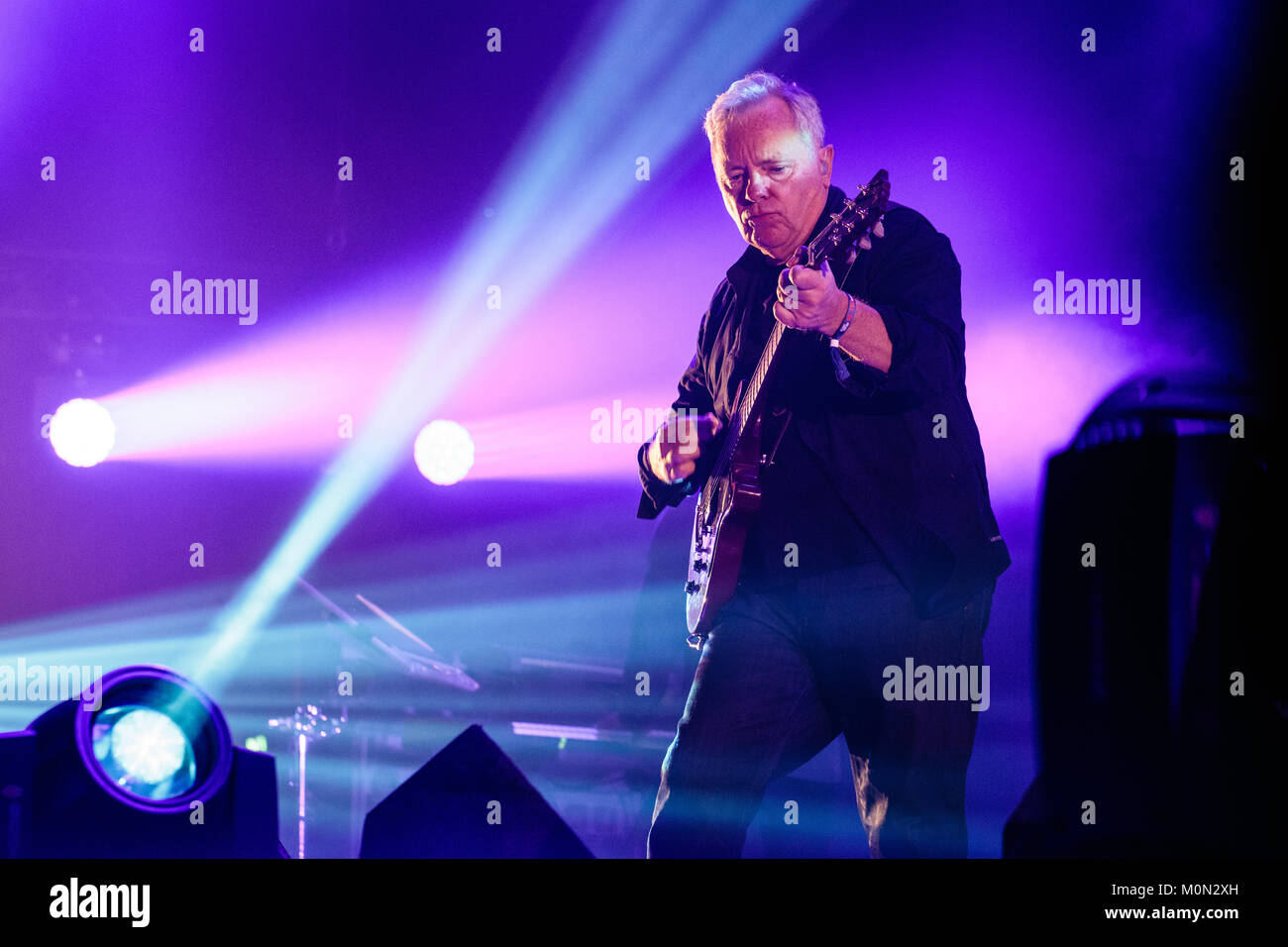 Le groupe de rock anglais Nouvelle commande effectue un concert live au festival de musique danois Roskilde Festival 2016. Ici chanteur et musicien Bernard Sumner est vu sur scène. Le Danemark, 02/07 2016. Banque D'Images