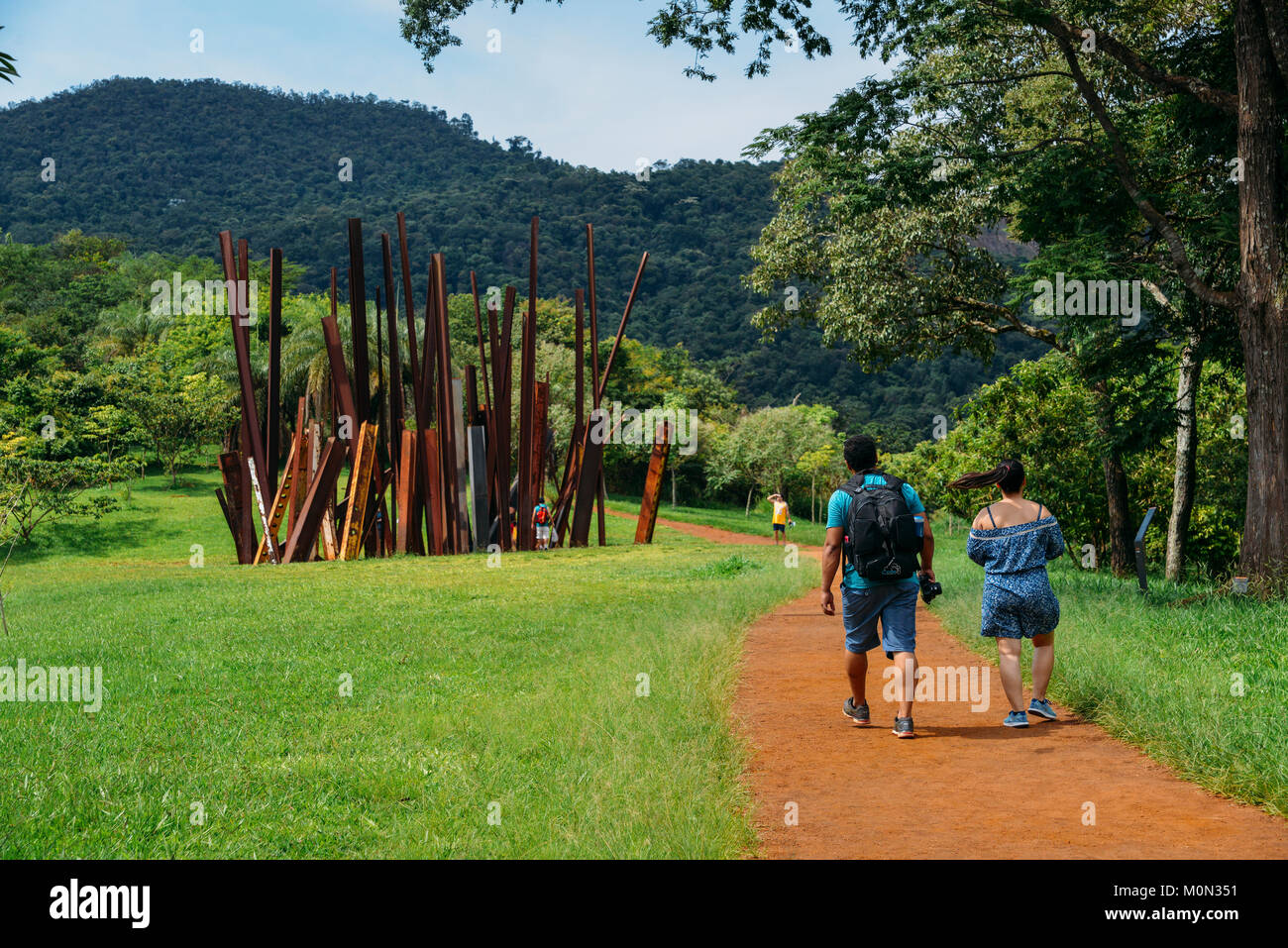 Institut Inhotim est un musée et musée d'art contemporain et le jardin botanique situé à Brumadinho - illustration de Chris Burden, appelée goutte de faisceau Banque D'Images