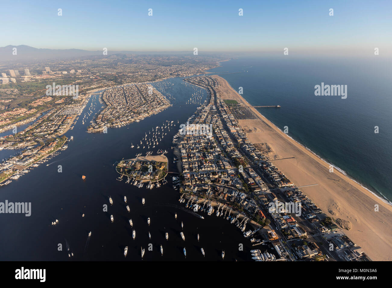 Vue aérienne de la plage de Newport, Balboa Bay et la péninsule à Orange County, en Californie. Banque D'Images