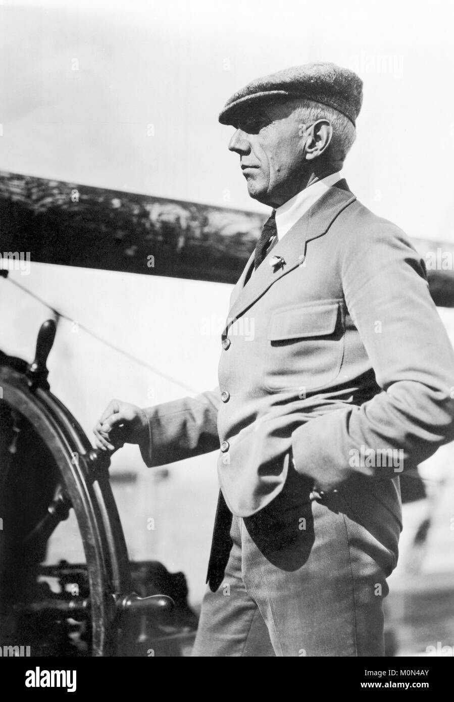 Roald Amundsen. L'explorateur polaire norvégien Roald Engelbregt Gravning Amundsen (1872-1928) au volant d'un bateau vers 1920. Banque D'Images