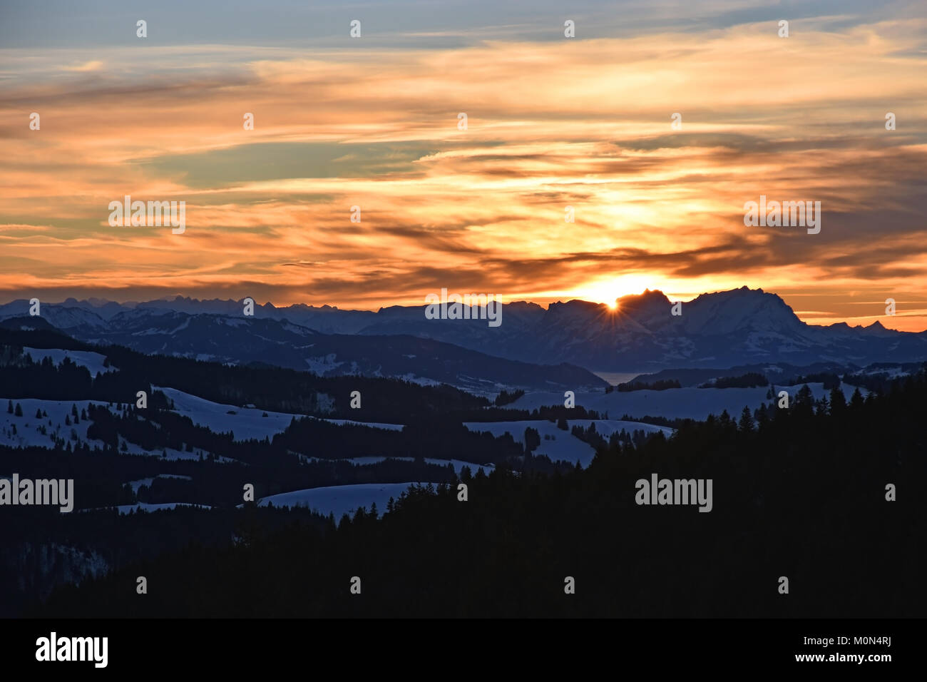 De soleil colorés sur une froide journée d'hiver à la montagne Saentis en Suisse Banque D'Images