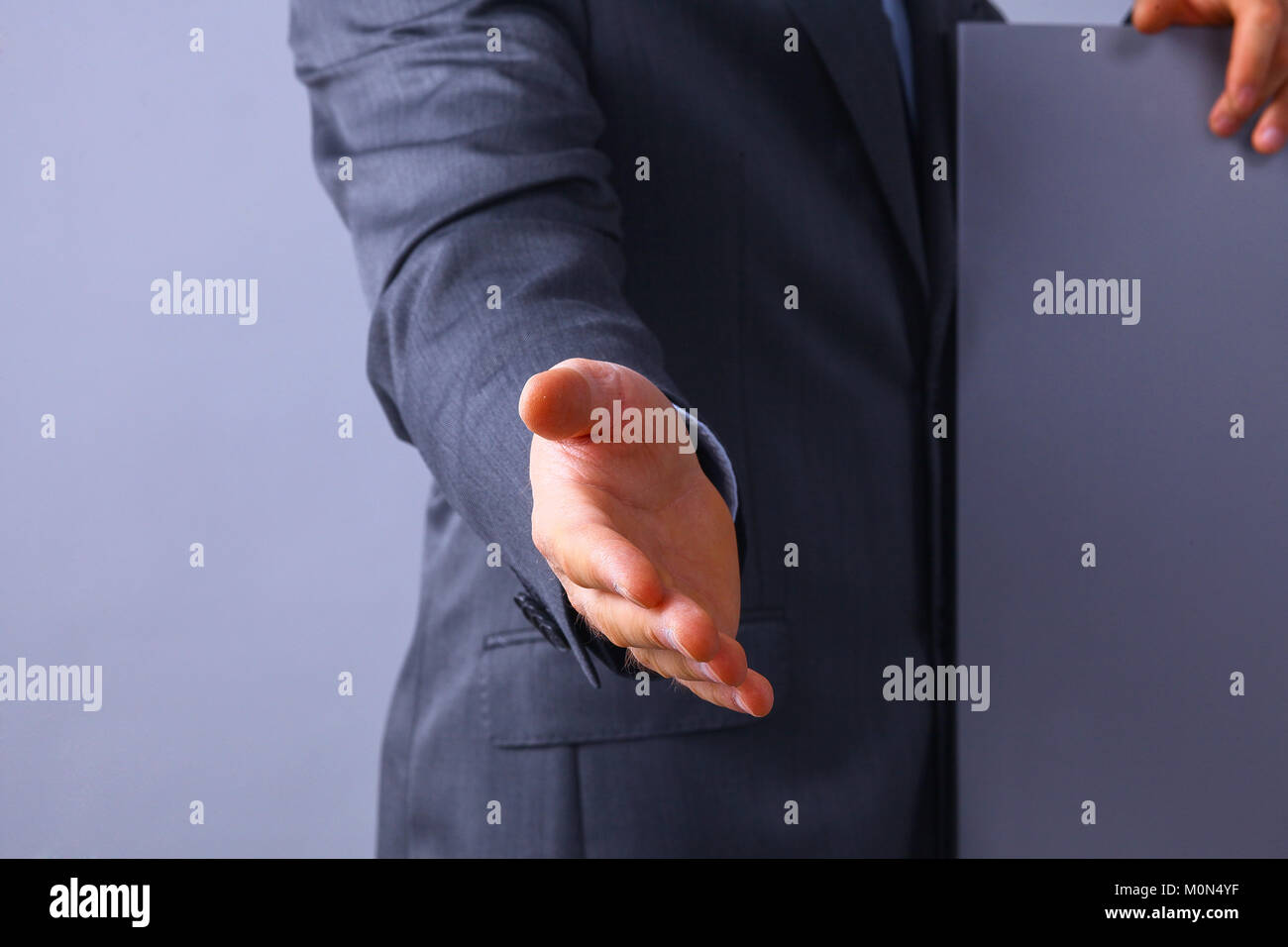 Homme portant un costume offrant à serrer la main Banque D'Images