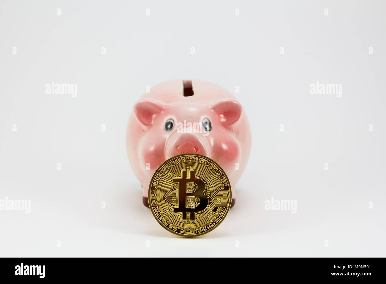 Pièce d'or Bitcoin et piggy fort isolé, cochon dans un fond blanc Banque D'Images