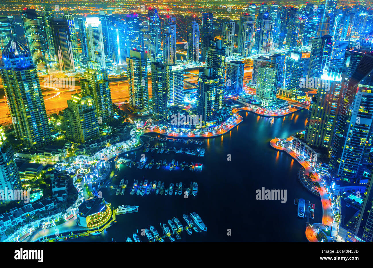Vue sur la Marina de Dubaï luxe nuit mis en évidence à partir de la 52e étage, Dubaï, Emirats Arabes Unis Banque D'Images