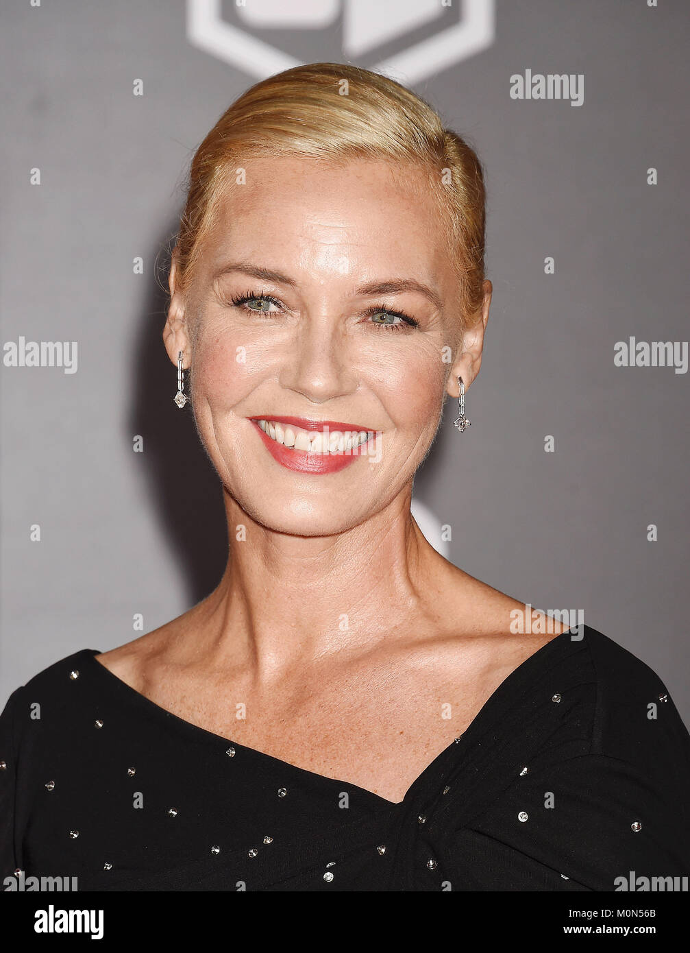 CONNIE NIELSON actrice nous arrive à la première de Warner Bros Pictures' 'Justice League' au Kodak Theater Le 13 novembre 2017 à Hollywood, Californie. Photo : Jeffrey Mayer Banque D'Images