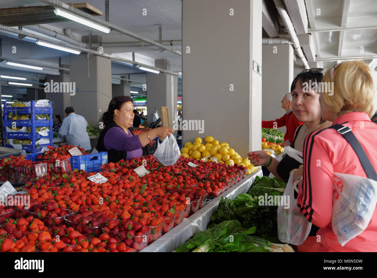 Marmaris, Turquie - 1er mai 2014: Les gens sur le marché agricole de la ville. Banque D'Images